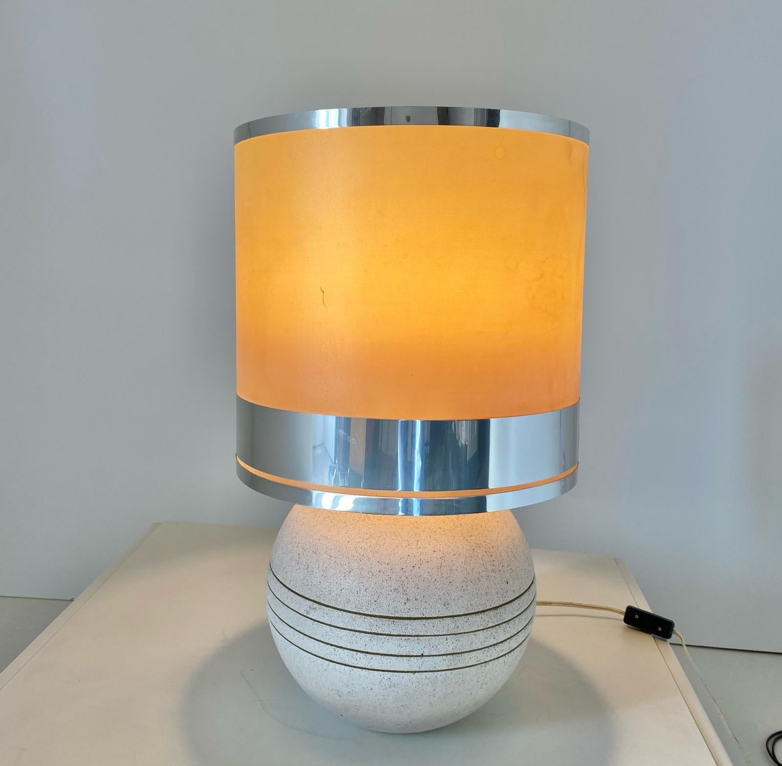 Lampe de table en céramique des années 1970 attribuée au fabricant Reggiani, Italie. En très bon état avec des traces de temps sur l'abat-jour (voir photo).

Visitez notre page de profil pour consulter notre collection vintage originale de plus de