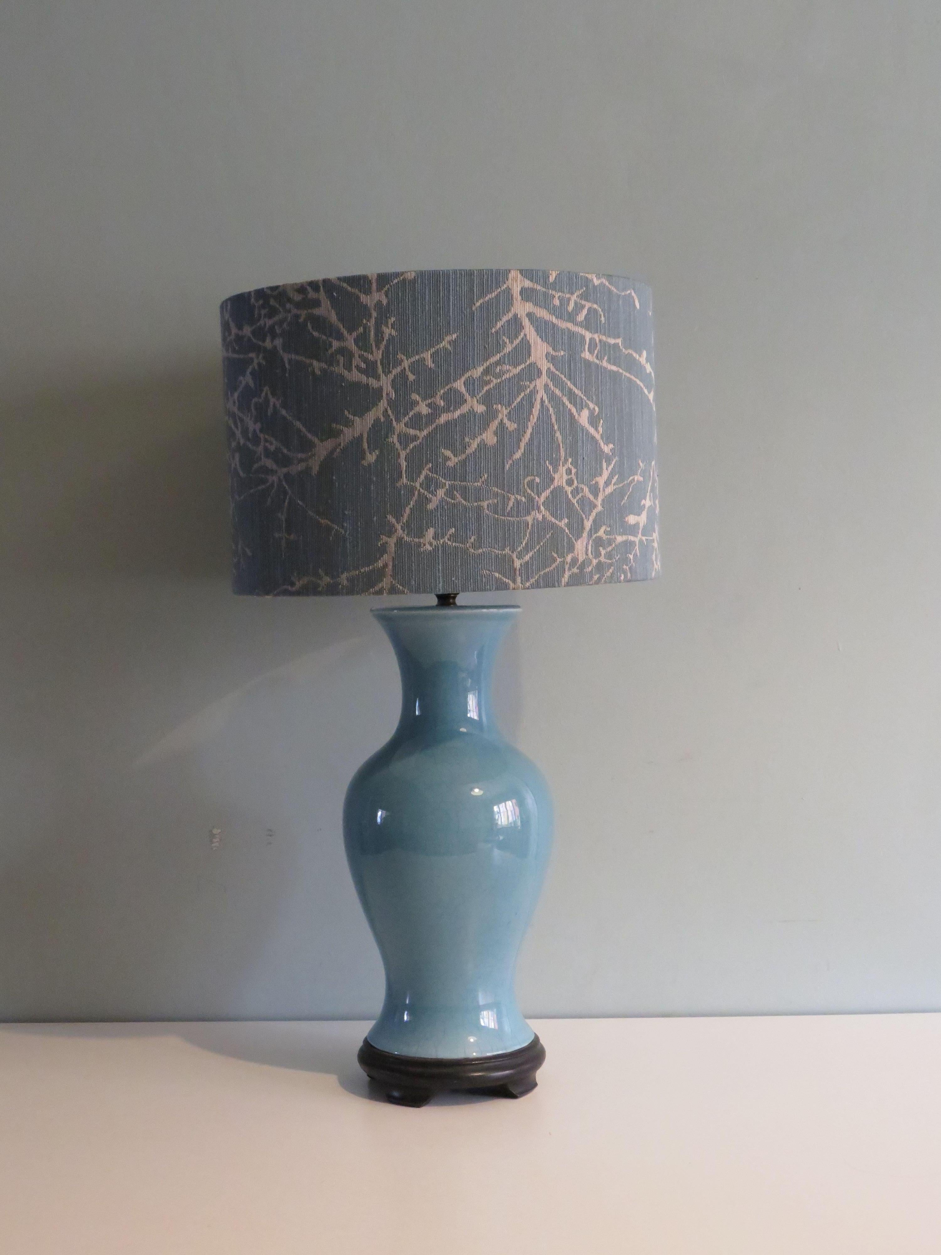 Chinoiserie Vintage ceramic table lamp with custom-made lampshade. For Sale