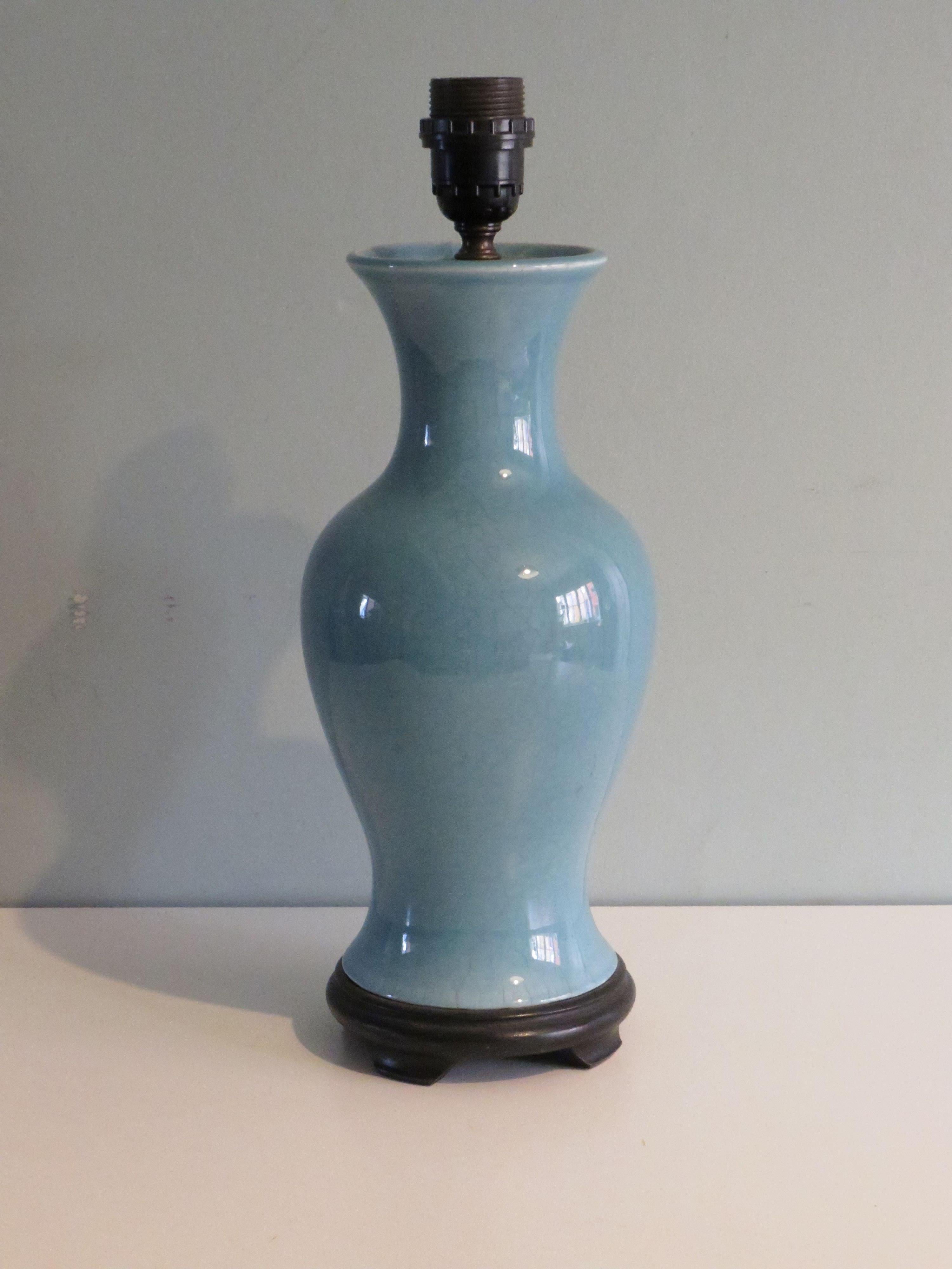 Belgian Vintage ceramic table lamp with custom-made lampshade. For Sale