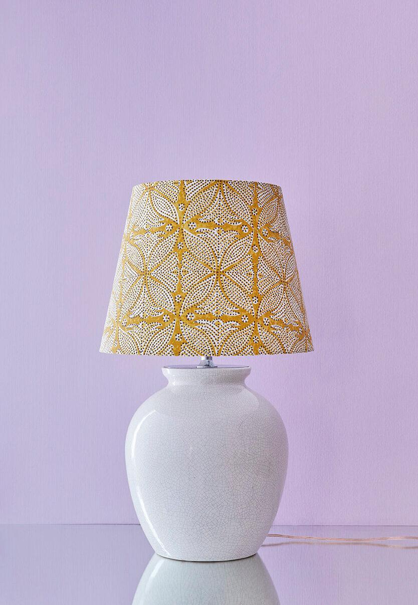 France, 1930s

Art Deco ceramic table lamp with customized shade.

Size: H 63 x Ø 38 cm.