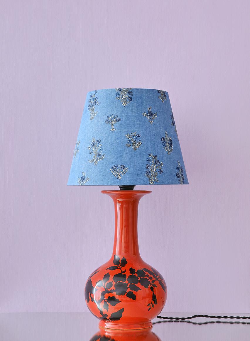 France, 1960's

Ceramic table lamp with customized shade.

H 54 x Ø 30 cm.