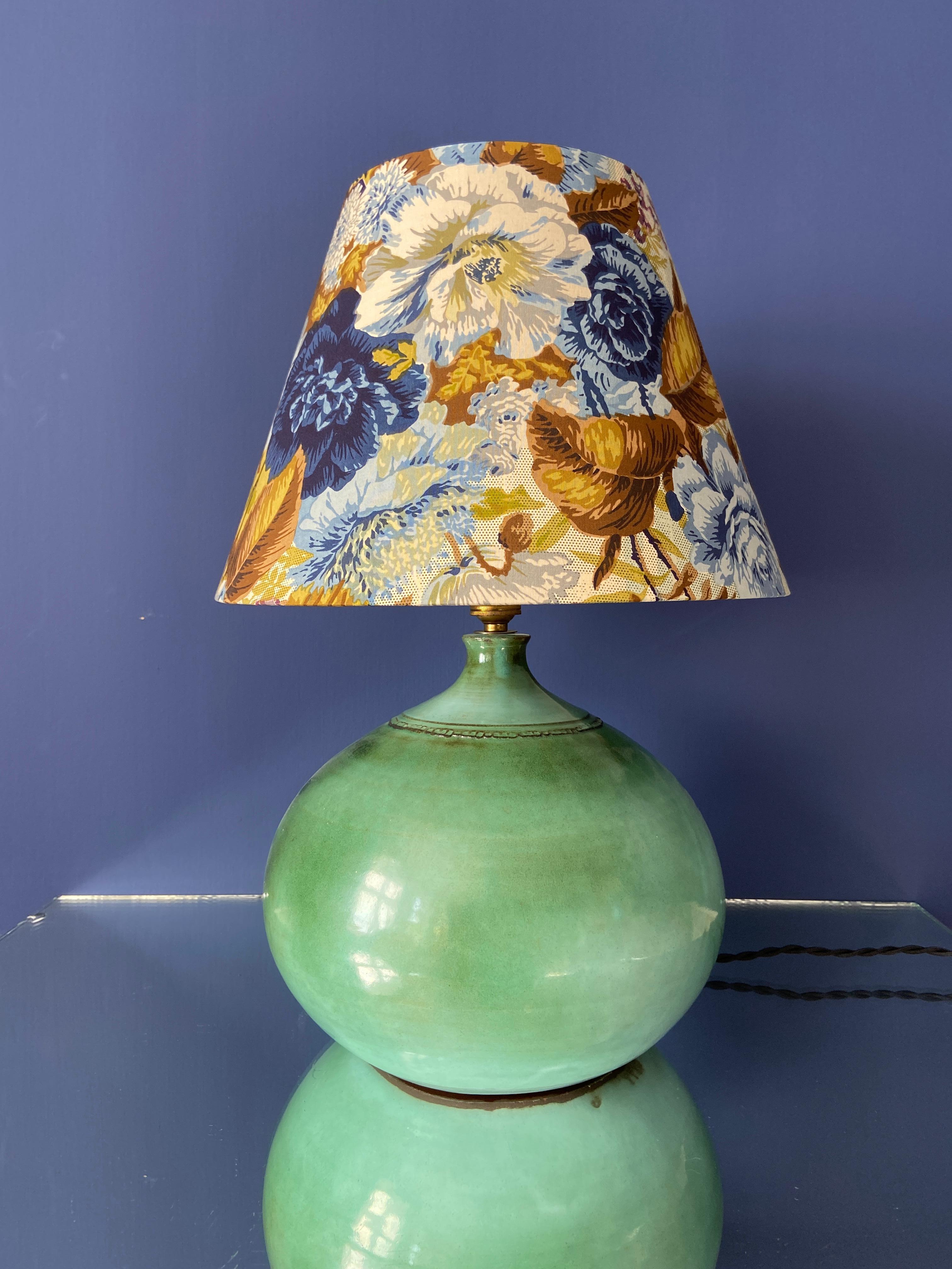 France, 1970's

Ceramic table lamp with customized shade.

Measures: H 35 x Ø 32 cm.