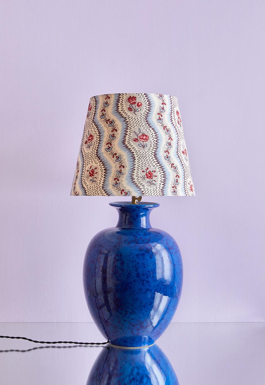 France, 1980's

Ceramic table lamp in blue glaze with customized shade.

Measures: H 70 x Ø 36 cm.