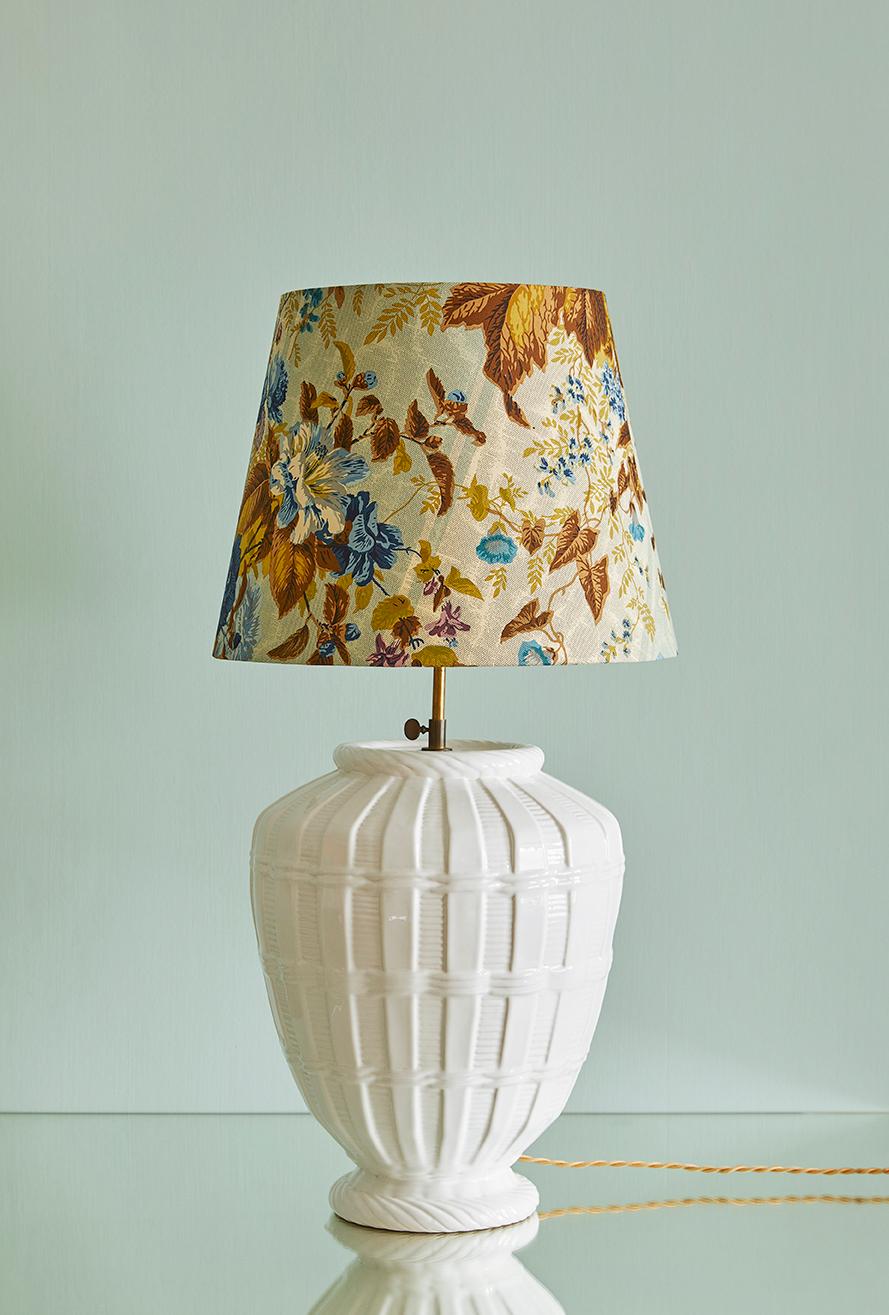 France, 1970's.

Ceramic table lamp with customized shade.

Measures: H 73 x Ø 38 cm.