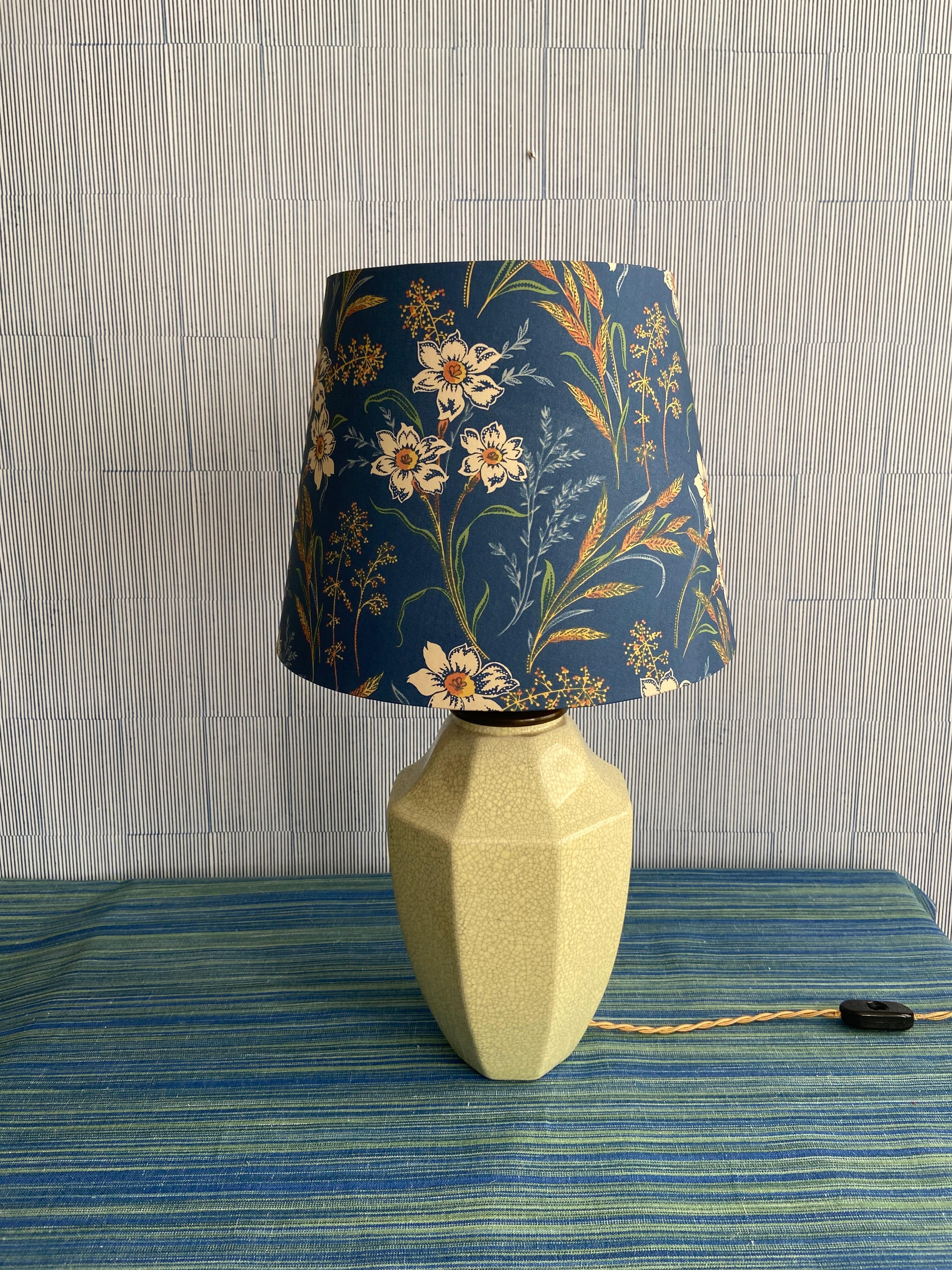 20ième siècle Lampe de table vintage en céramique avec abat-jour personnalisé, France, 20e siècle en vente