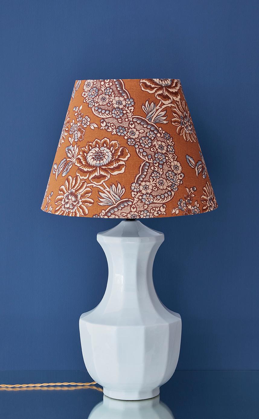 France, vintage

Ceramic table lamp with customized shade

Measures: H 68 x Ø 38 cm.