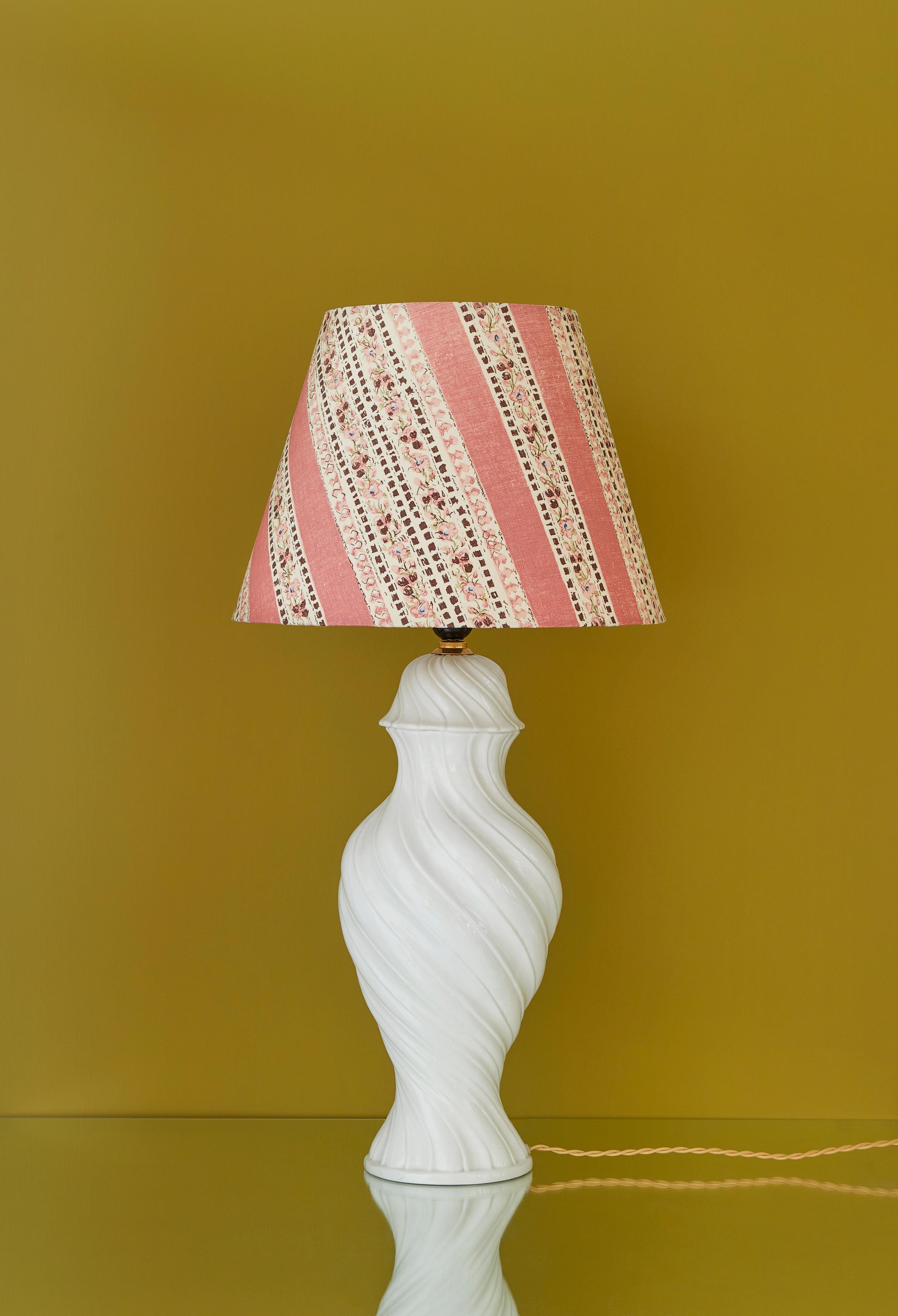 Italie, Vintage

Lampe de table en céramique émaillée de couleur crème avec un abat-jour personnalisé de The Apartment.

Mesures : H 75 x Ø 37 cm.