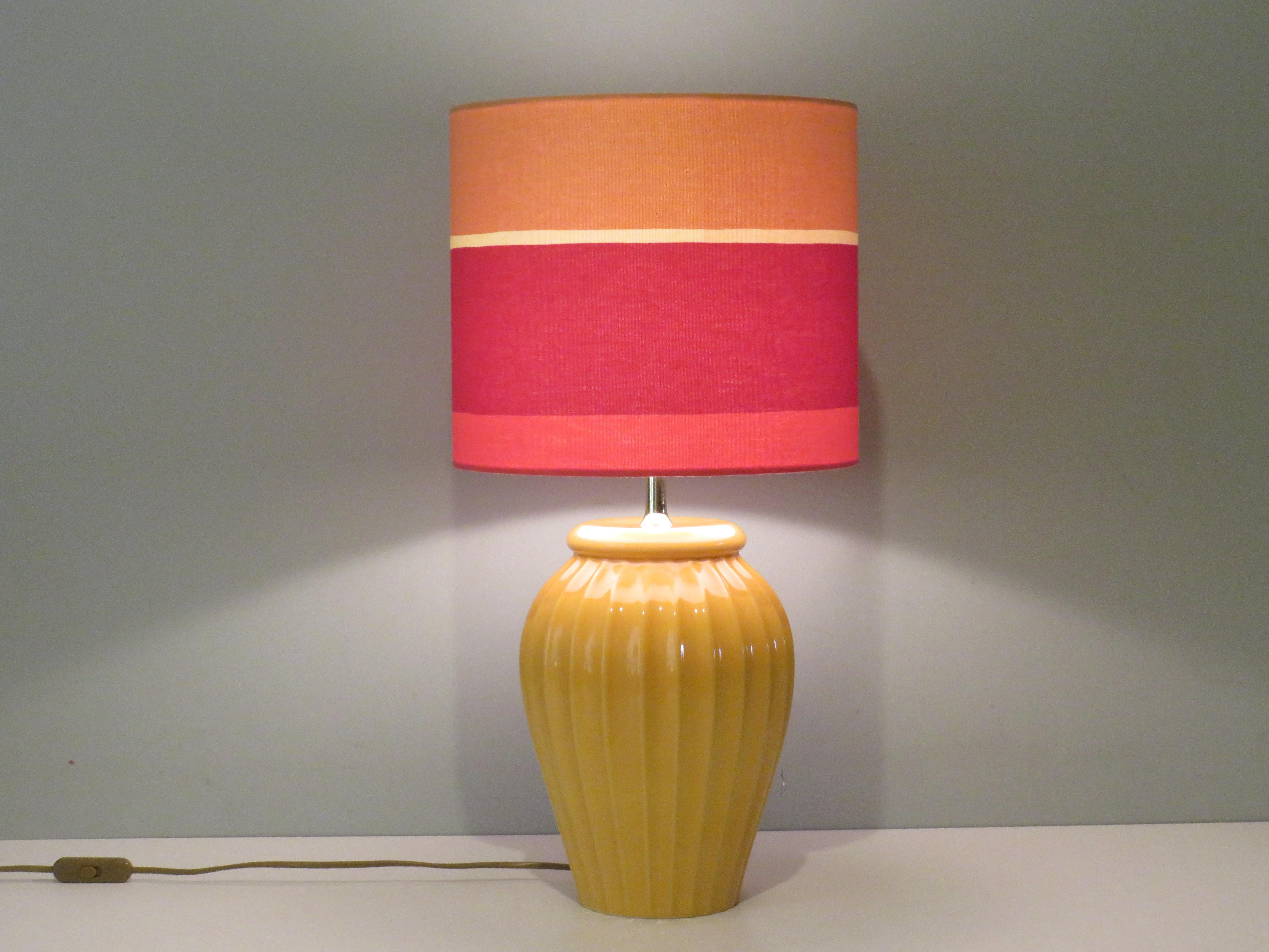 This beautifully shaped and ribbed vintage ceramic lamp base is fitted with a new, custom-made lampshade.
The height of the lamp base is 39 cm and the diameter is 26.5 cm.
The lampshade is 26.5 cm high and has a diameter of 20 cm.
The total