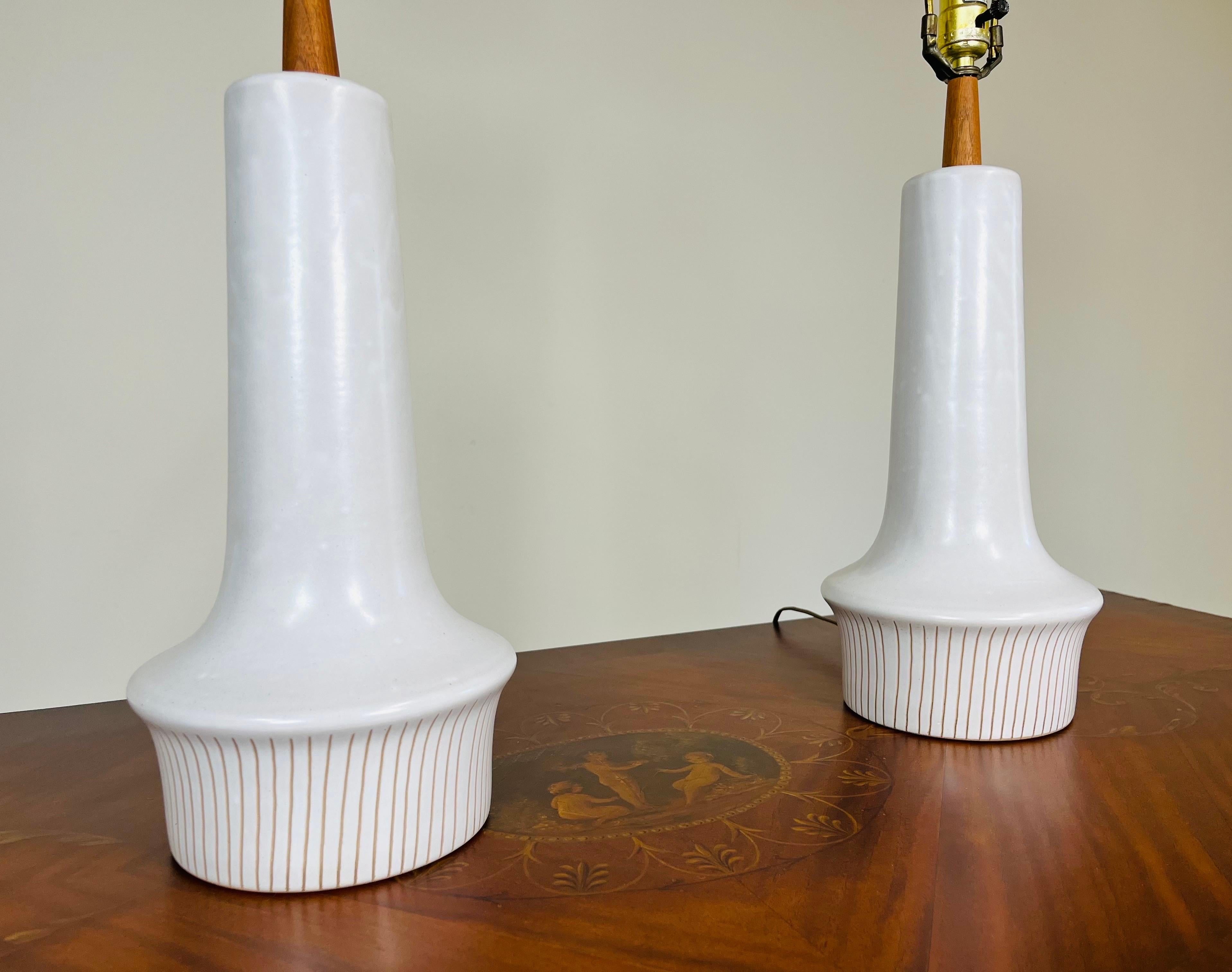 Vintage Ceramic Table Lamps By Gordon & Jane Martz for Marshall Studios In Excellent Condition For Sale In Southampton, NJ