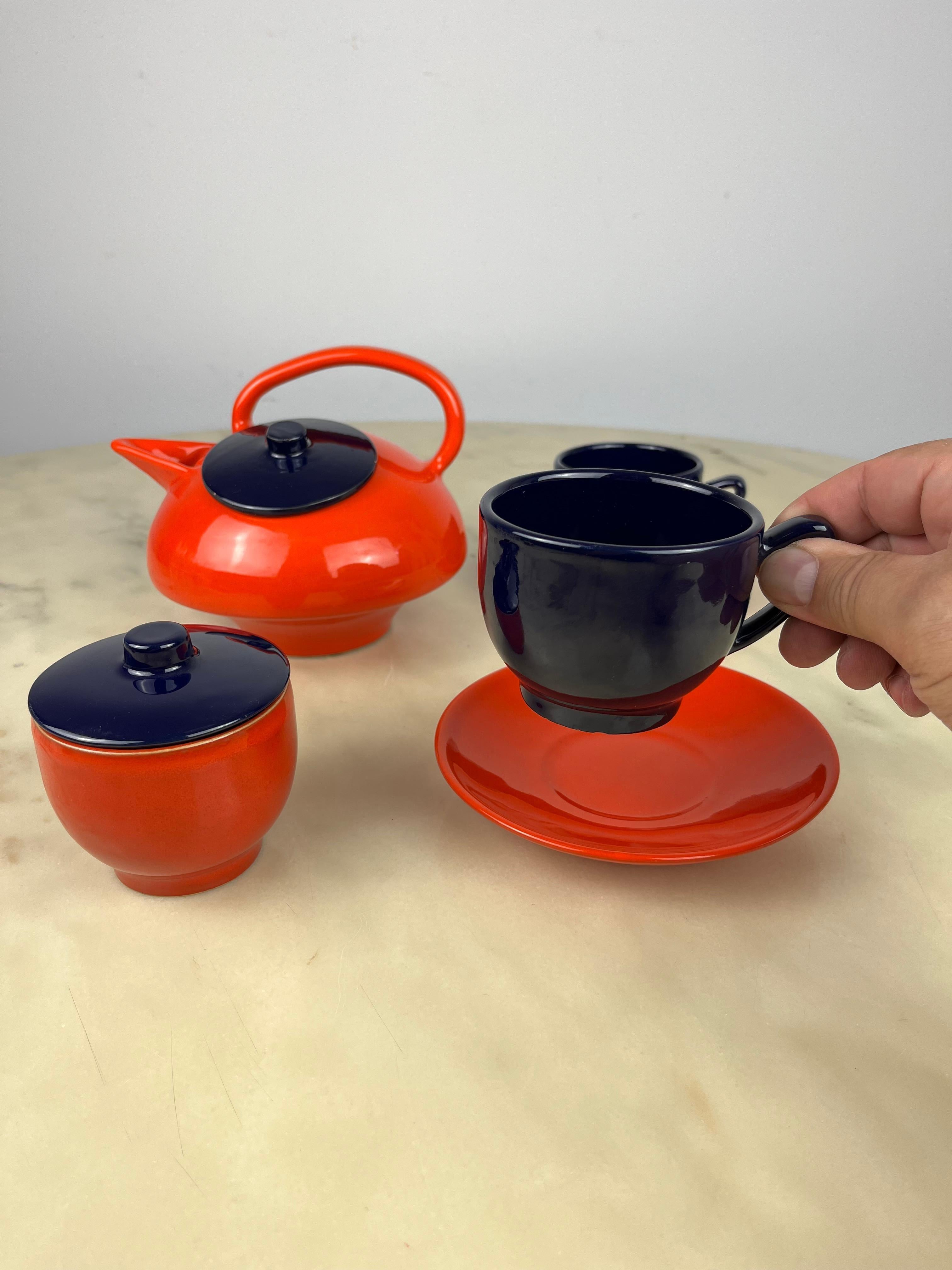 Vintage ceramic tea set, Italy, 1970s
It has always belonged to my grandparents and has never been used, two-tone, and is made up of a teapot measuring 18 cm x 16 cm high, a sugar bowl measuring 9 cm x 9 cm, two cups measuring 8.5 cm x 7 cm high,