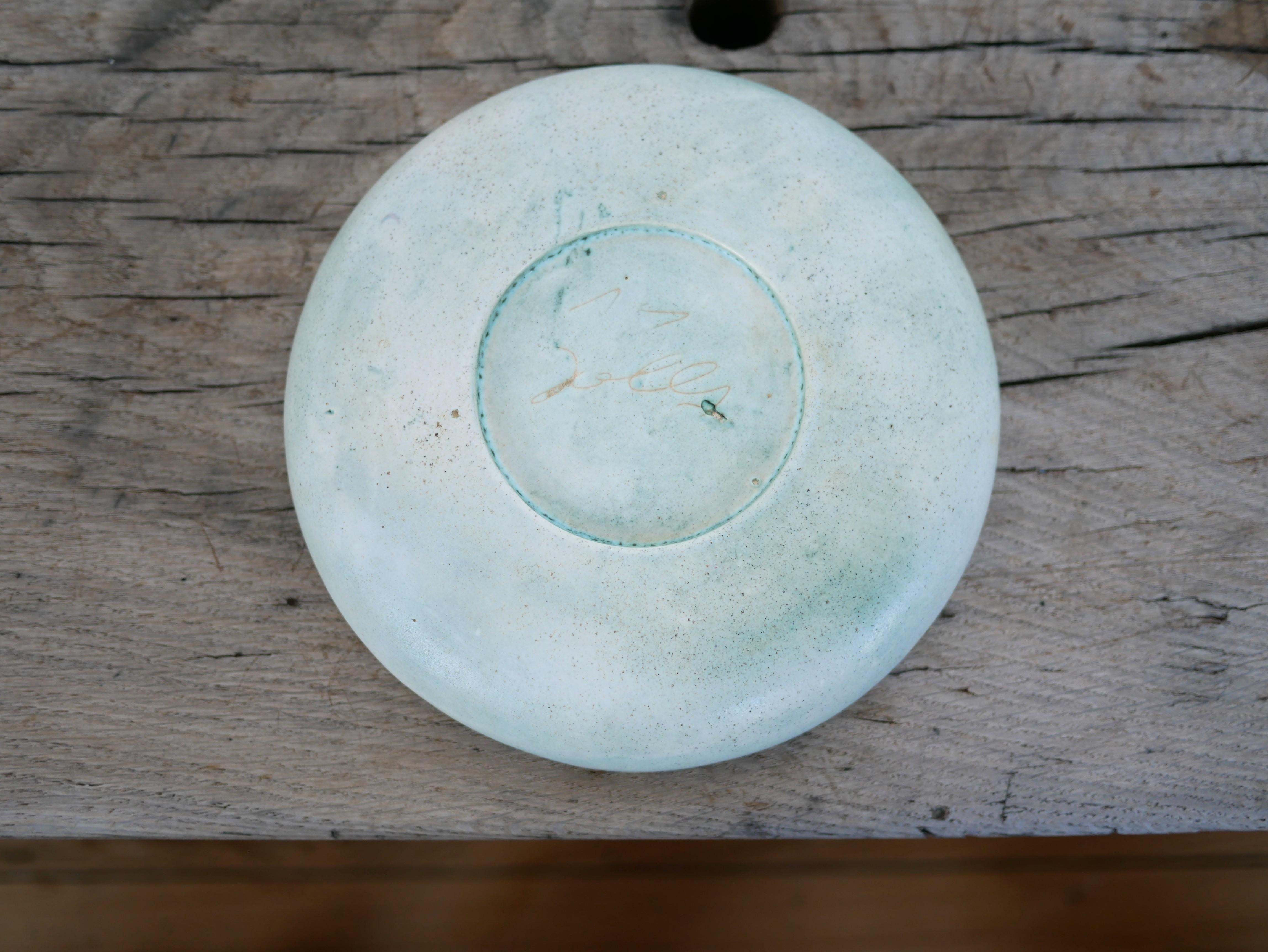 Plato de cerámica con cardo diseñado por Marie Madeleine Jolly, en la década de 1950.

Con su forma moderna y su bonito color, esta cerámica quedará perfecta en una decoración natural, refinada y delicada. 

Buen estado, algunas marcas del tiempo