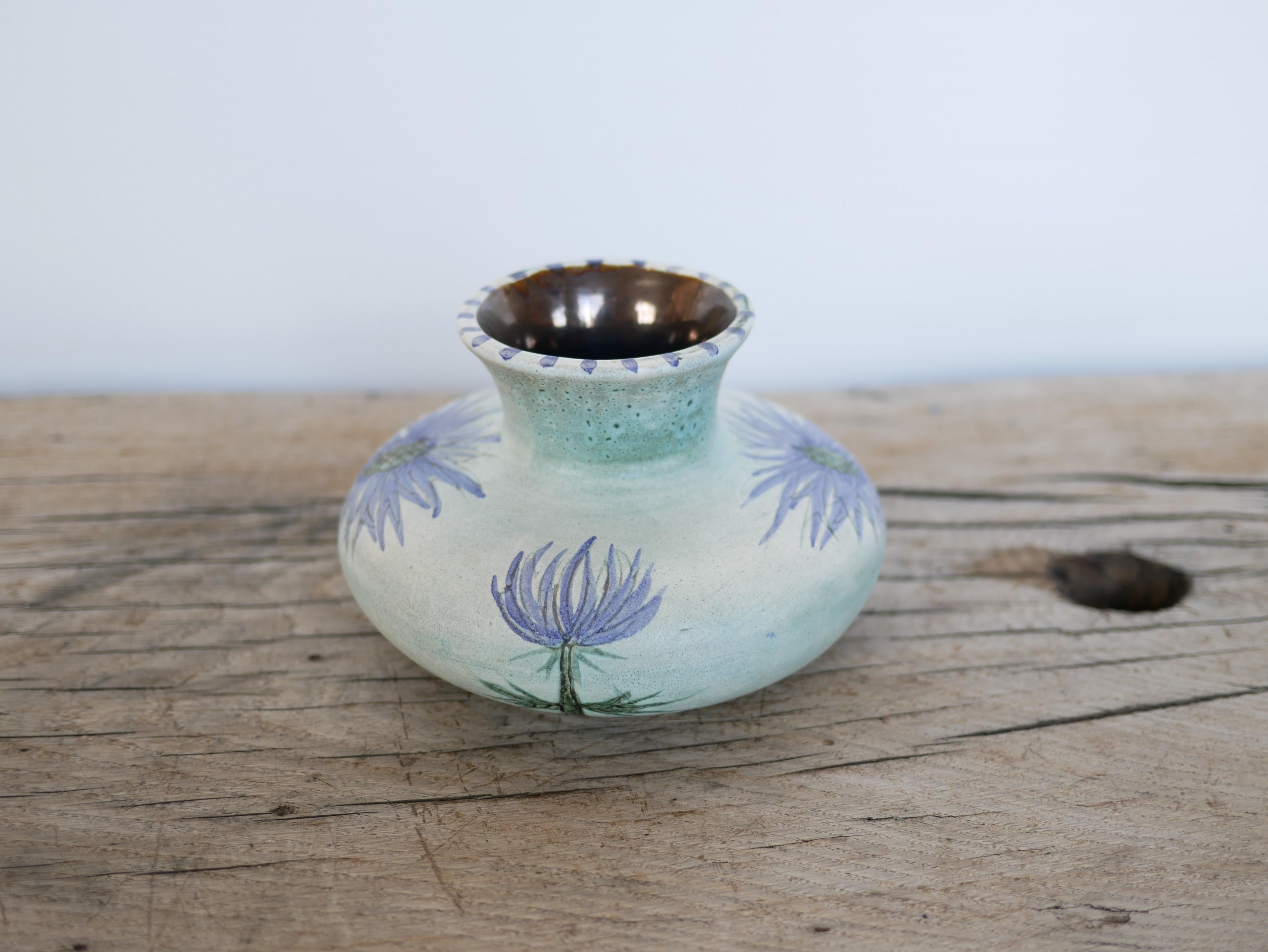 Ceramic thistle vase designed by Marie Madeleine Jolly, in the 1950s.

With its modern shape and pretty color, this ceramic will be perfect in a natural, refined and delicate decoration.
We simply imagine it placed on a shelf or a piece of