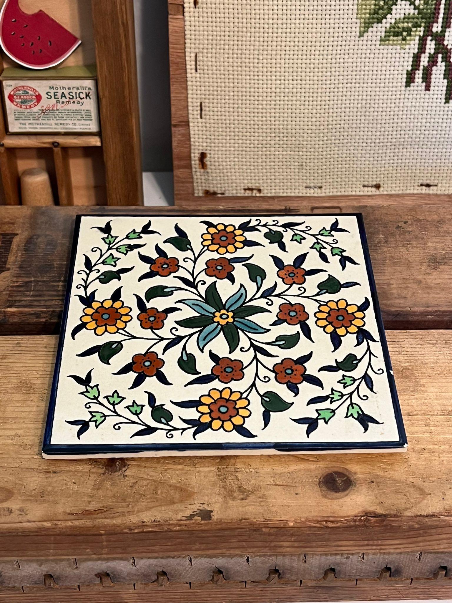 Handgemaltes florales Design auf einer Vintage-Keramikfliese. Einige kleine Chips, Vintage Zustand wie abgebildet. Die Auflistung gilt nur für den beschriebenen Artikel. 

Abmessungen. 6 