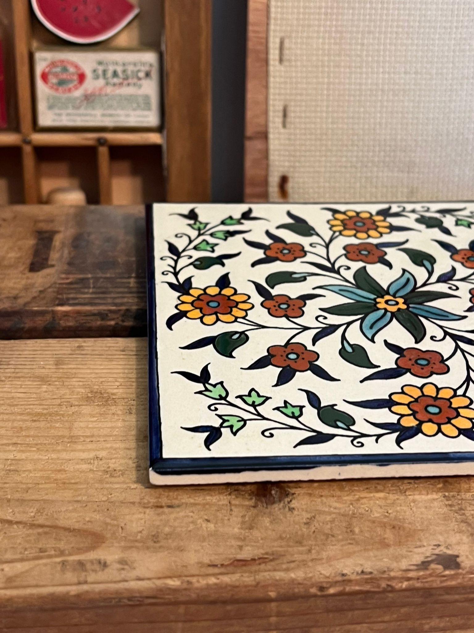 Vintage-Keramikfliese, die ein handgemaltes Blumendesign darstellt. (Moderne der Mitte des Jahrhunderts) im Angebot