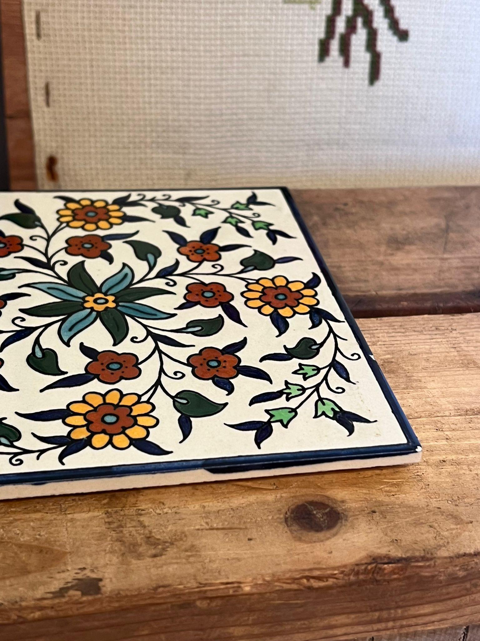 Vintage-Keramikfliese, die ein handgemaltes Blumendesign darstellt. im Zustand „Gut“ im Angebot in Seattle, WA