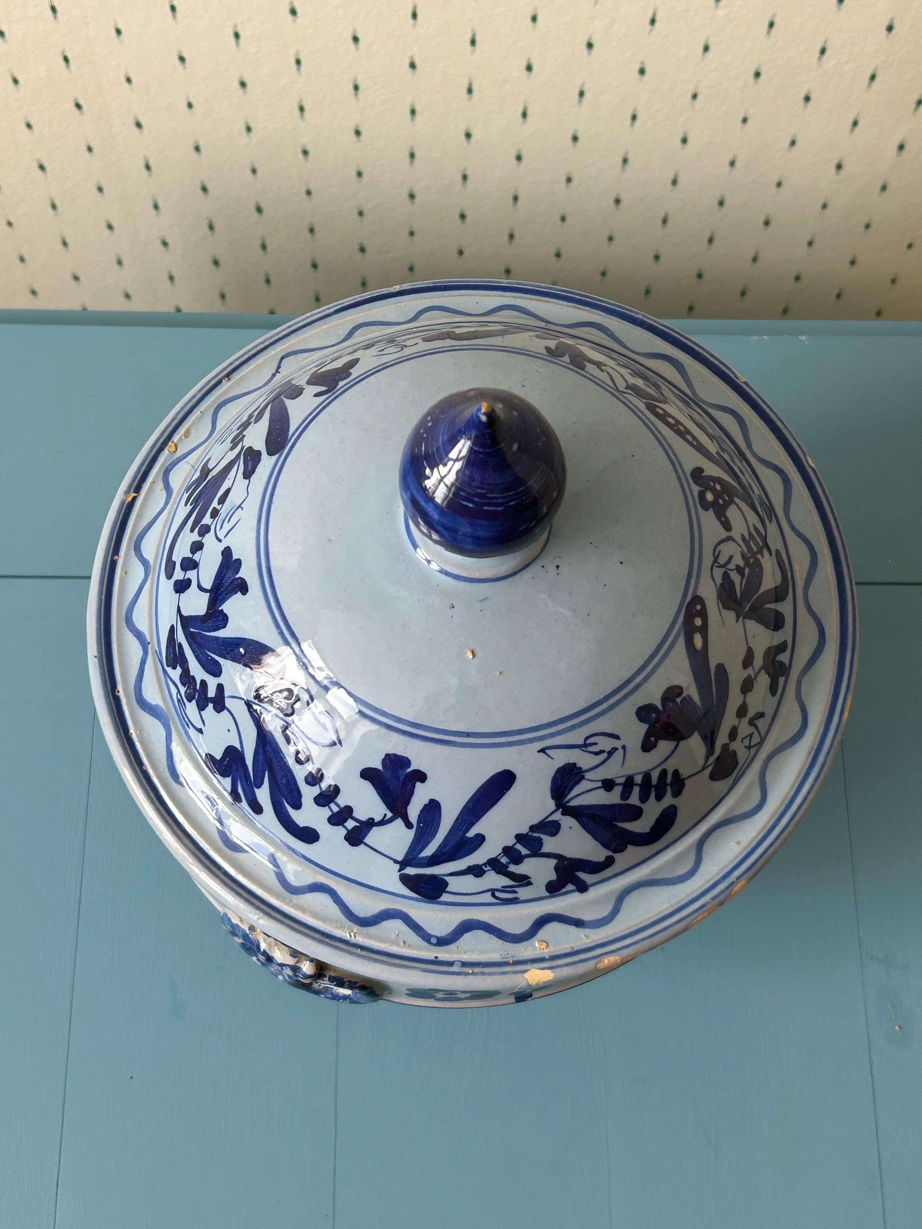 Vintage-Keramik-Terrine mit blauen Blumendekorationen, Italien, spätes 19. Jahrhundert (Handgefertigt) im Angebot