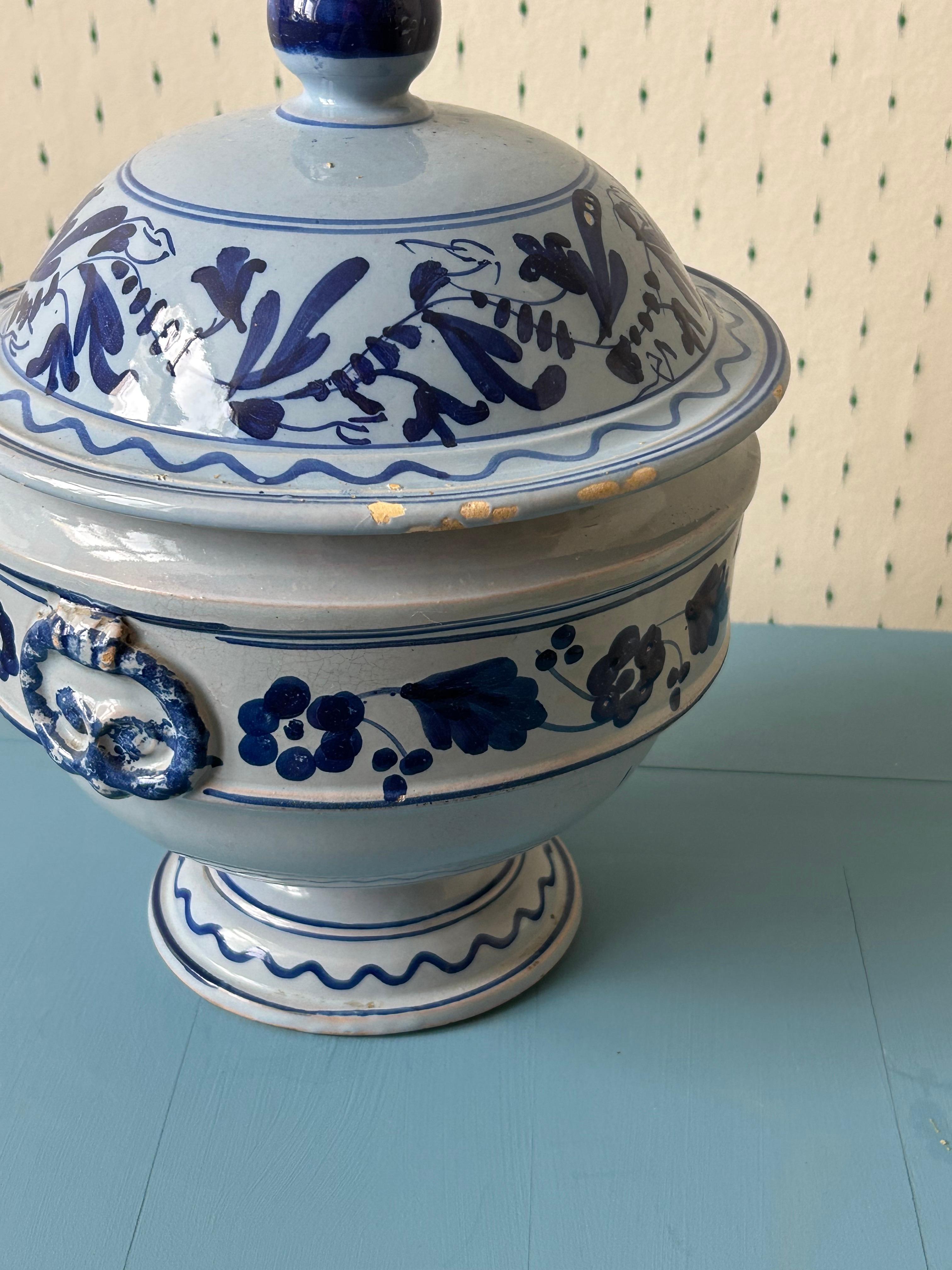 Fait main Soupières vintage en céramique avec décorations de fleurs bleues, Italie, fin du 19e siècle en vente