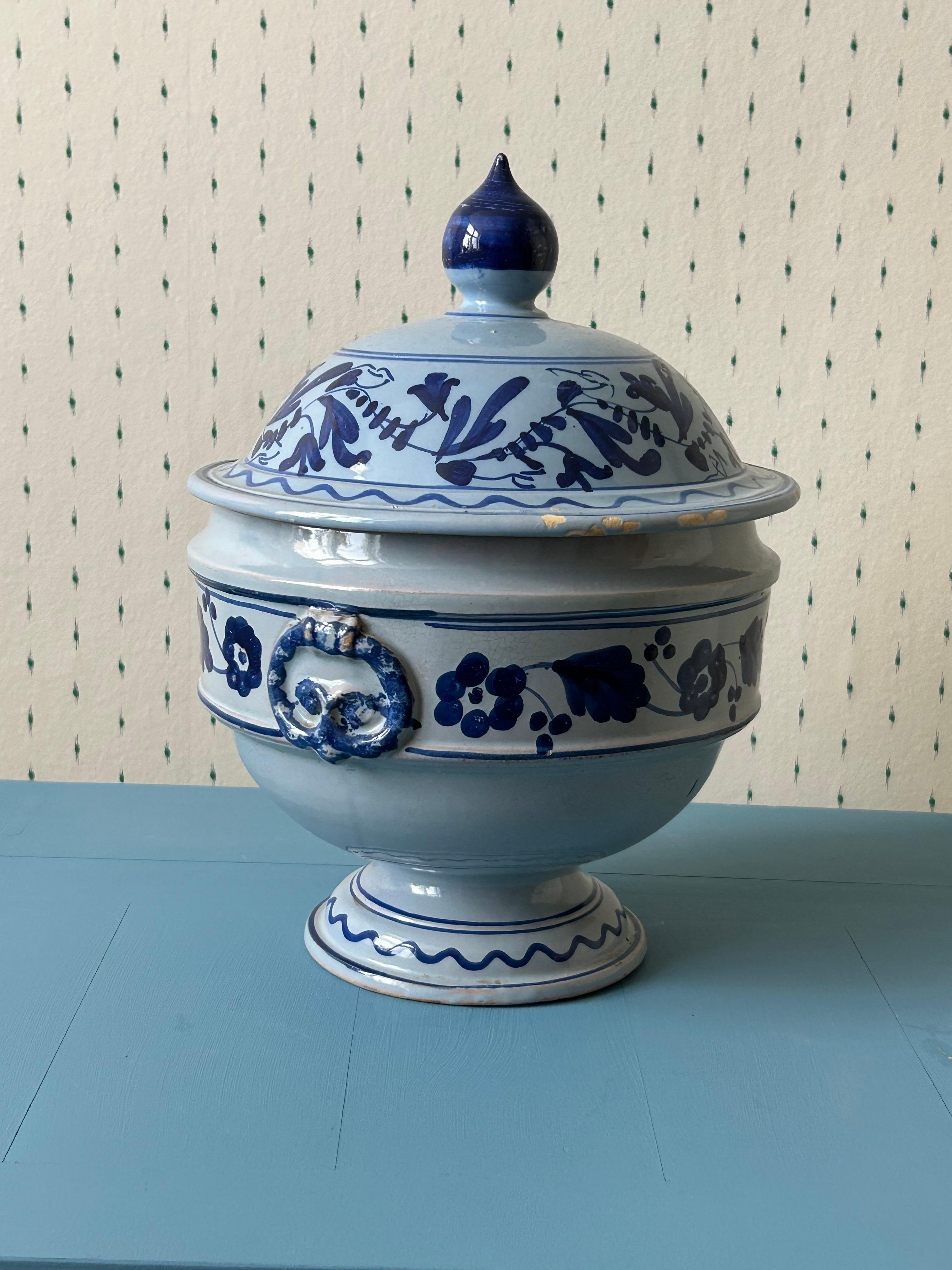 Vintage-Keramik-Terrine mit blauen Blumendekorationen, Italien, spätes 19. Jahrhundert im Angebot 1