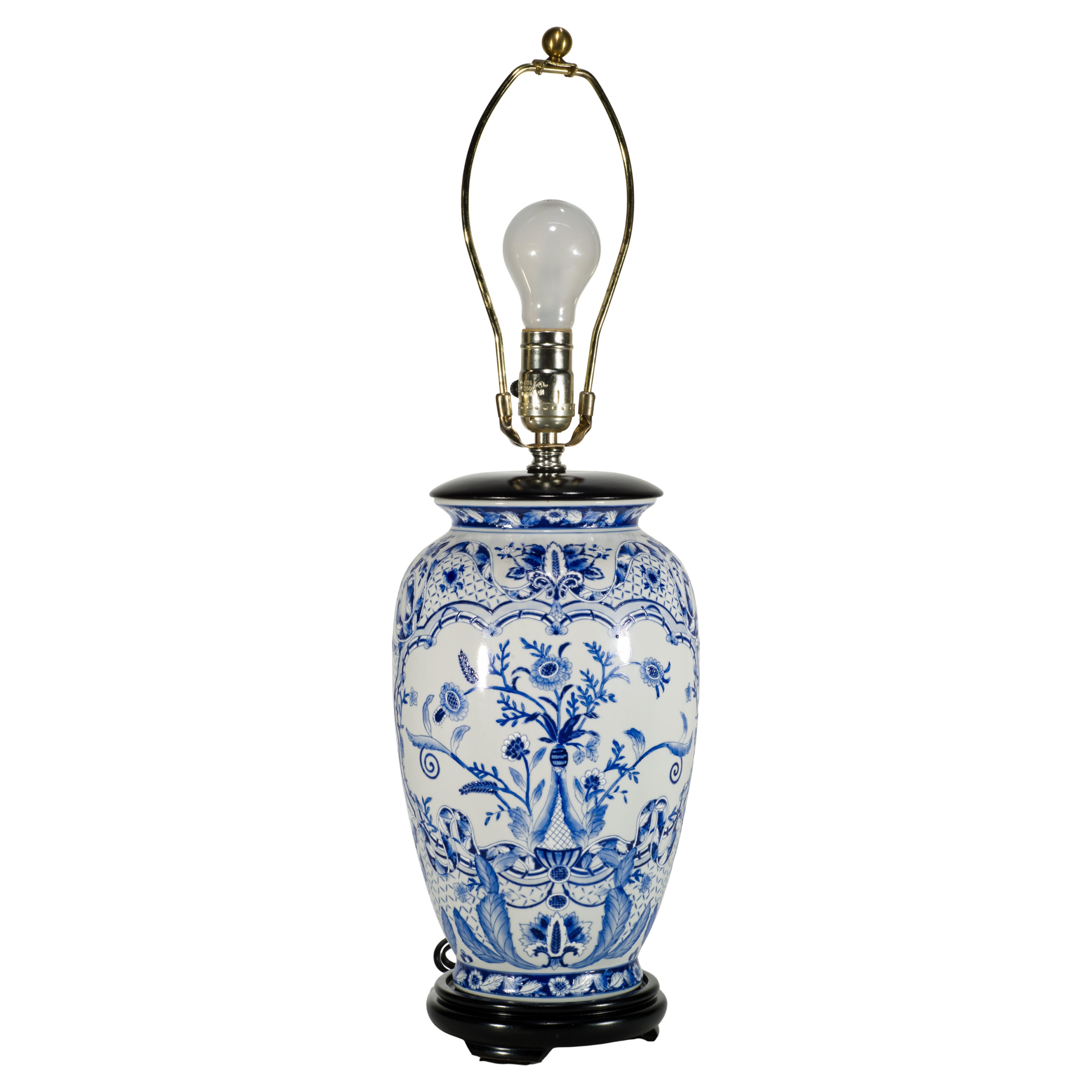 Lámpara de sobremesa Vintage Urna de Cerámica, Decoración Chinoiserie Pintada a Mano Azul Blanco