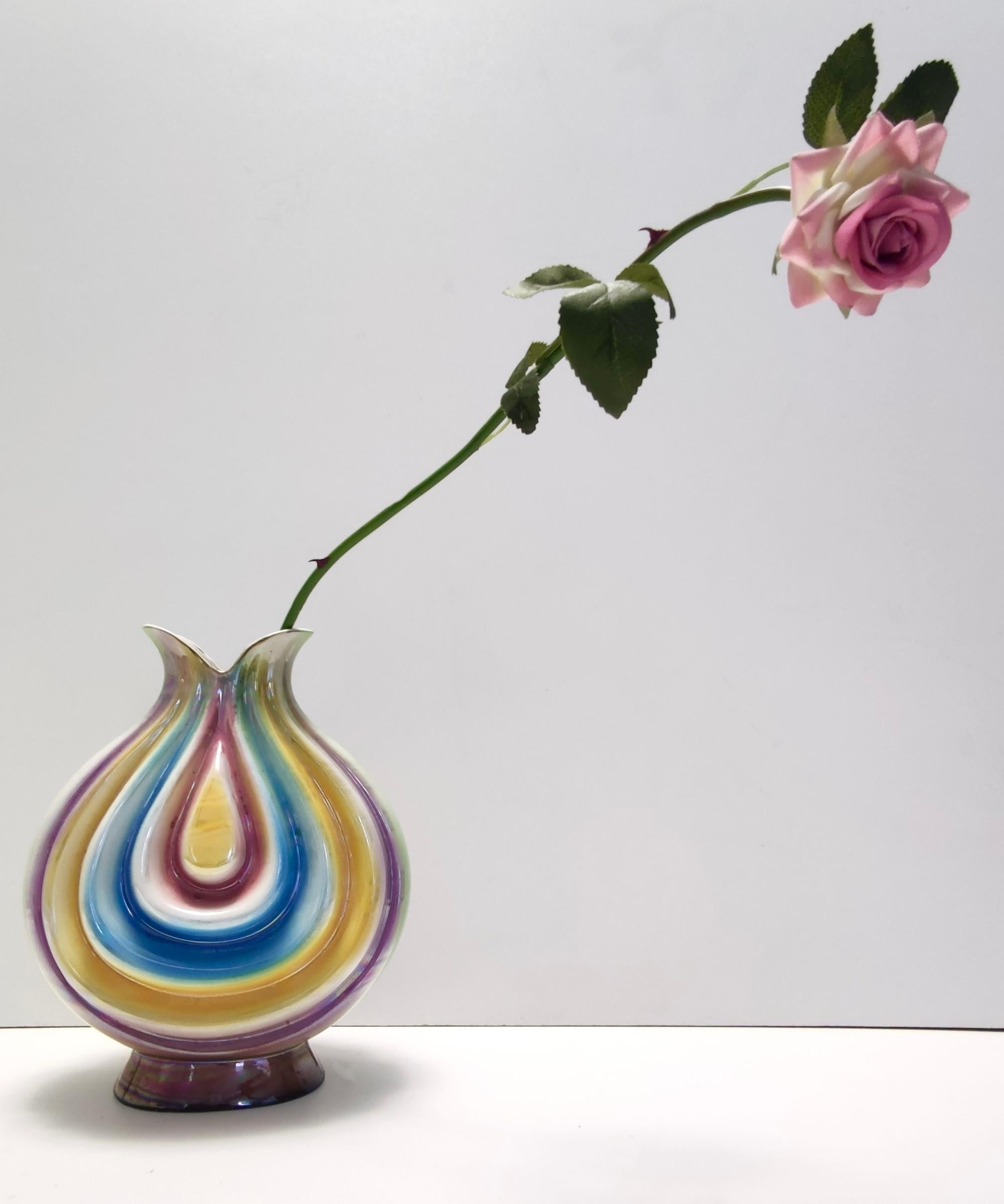 Fabriqué en Italie, Sesto Fiorentino, années 1950.
Il est réalisé en céramique laquée avec des couleurs irisées.
Ce vase est un article vintage, il peut donc présenter de légères traces d'utilisation, mais il peut être considéré comme étant en