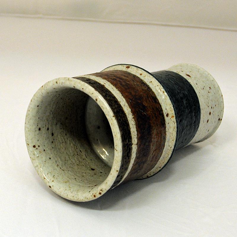 Midcentury stoneware vase with speckled brown, darkblue and beige glaze designed by Swedish designer Inger Persson for Rörstrand in 1960s. A tablevase that looks good just as it is or with flowers or plants in it. Perfect in every room. Nice vintage