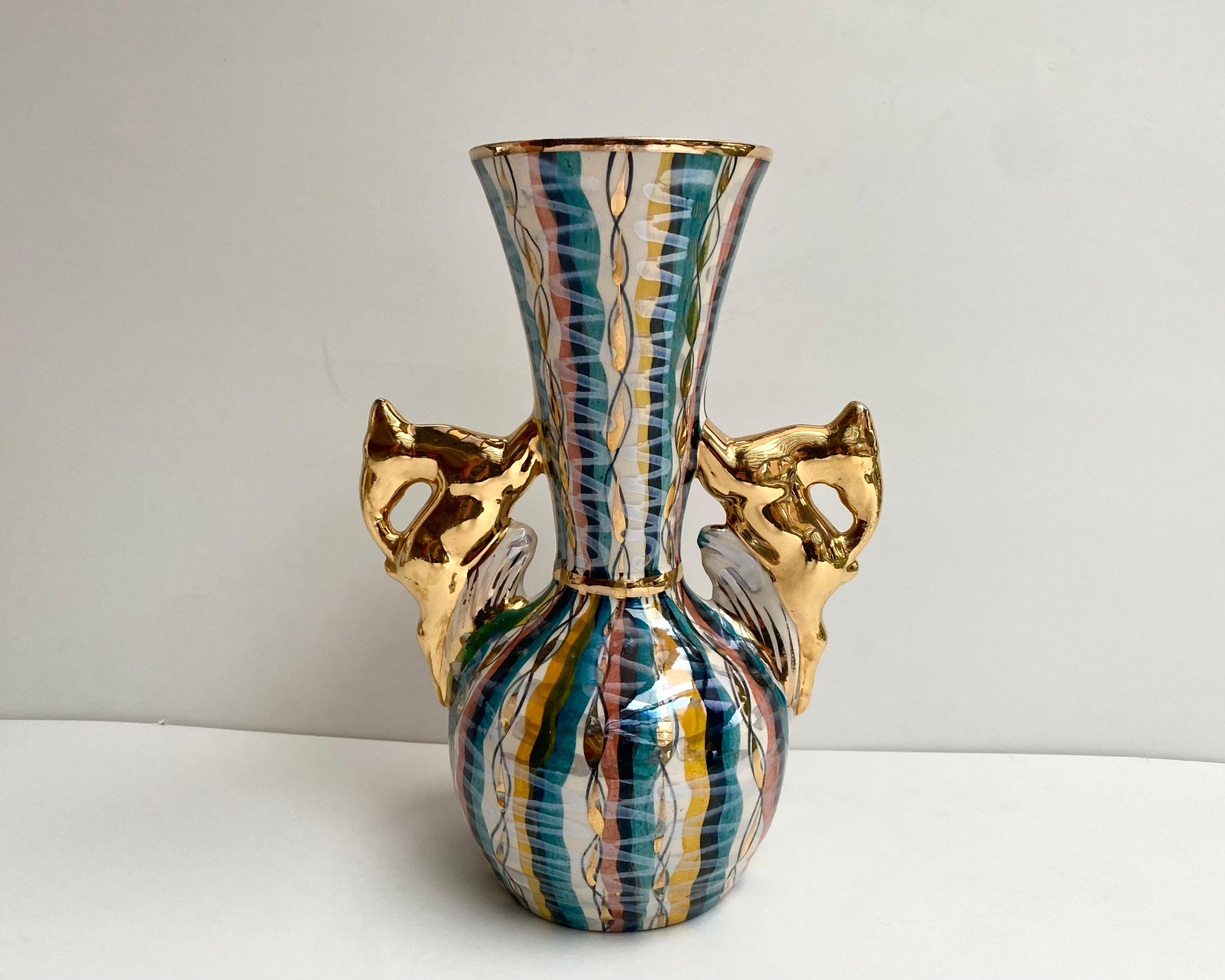 Vintage vase rare de belle forme avec des figures de cerfs à la place des poignées de la célèbre marque belge H. Bequet. 

Fabriqué dans les années 1960.

Magnifique palette de couleurs utilisant des émaux de nacre et des plaquages d'or