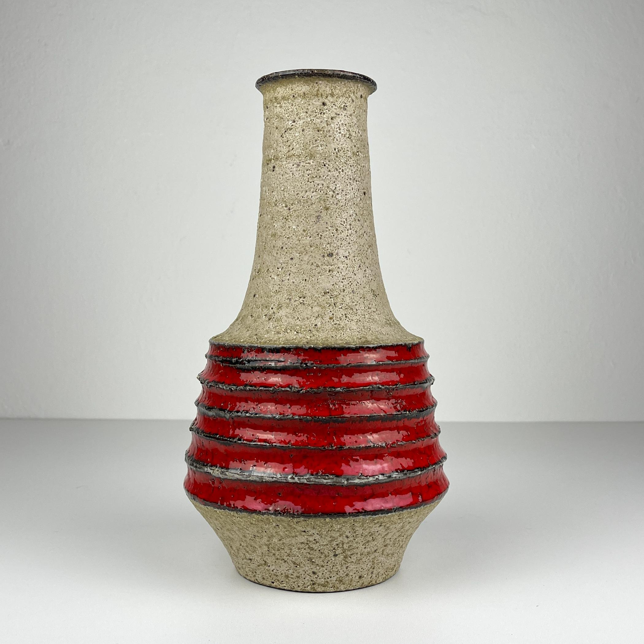 Vaso in ceramica vintage realizzato in Italia negli anni '70.

Il vaso in ceramica è in ottime condizioni vintage, senza danni.

Dimensioni:
Larghezza: 16 cm
Altezza: 30 cm

Offriamo una spedizione sicura in tutto il mondo. Ogni vaso viene spedito