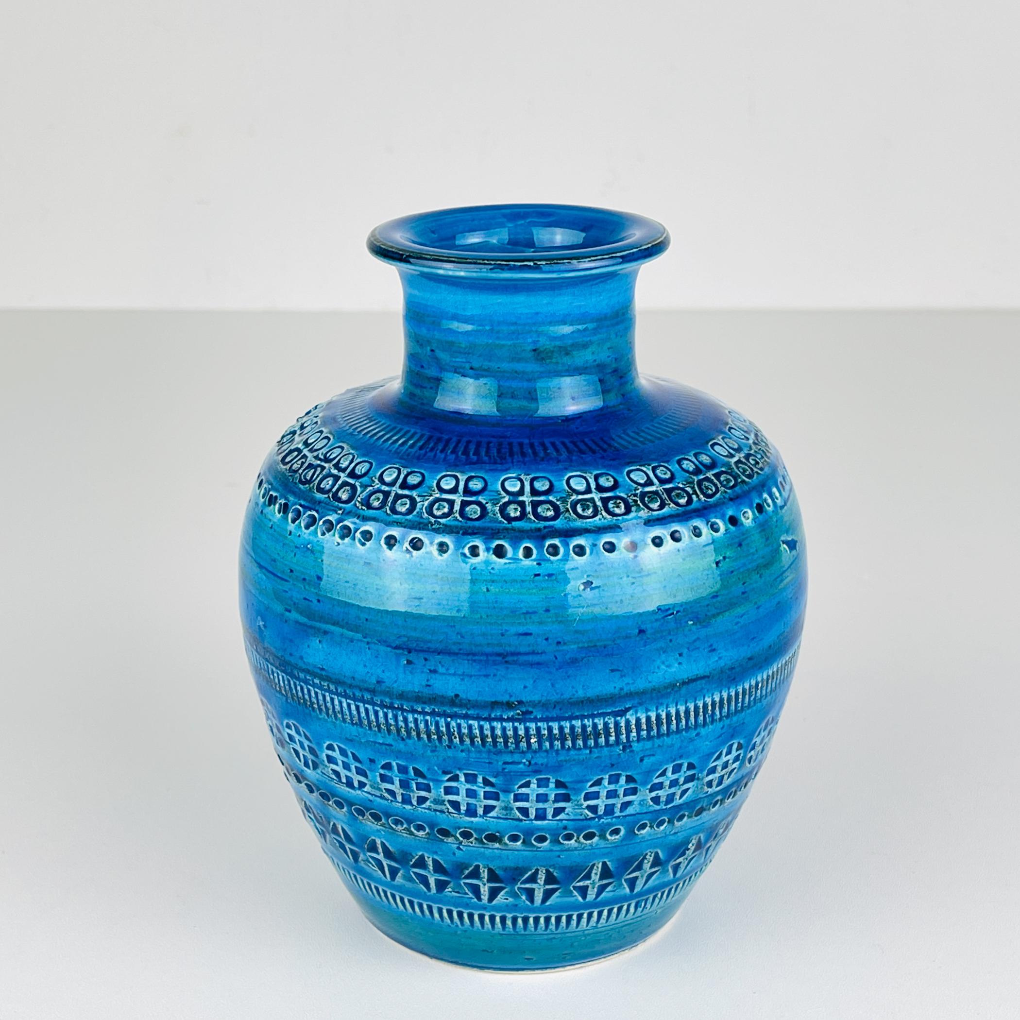 Vase rond du milieu du siècle en poterie italienne à motif Bitossi Rimini Blue. La surface extérieure du vase est décorée d'un motif imprimé. La glaçure est d'un bleu profond et d'une couleur turquoise. Ce vase a été conçu par Aldo Londi pour