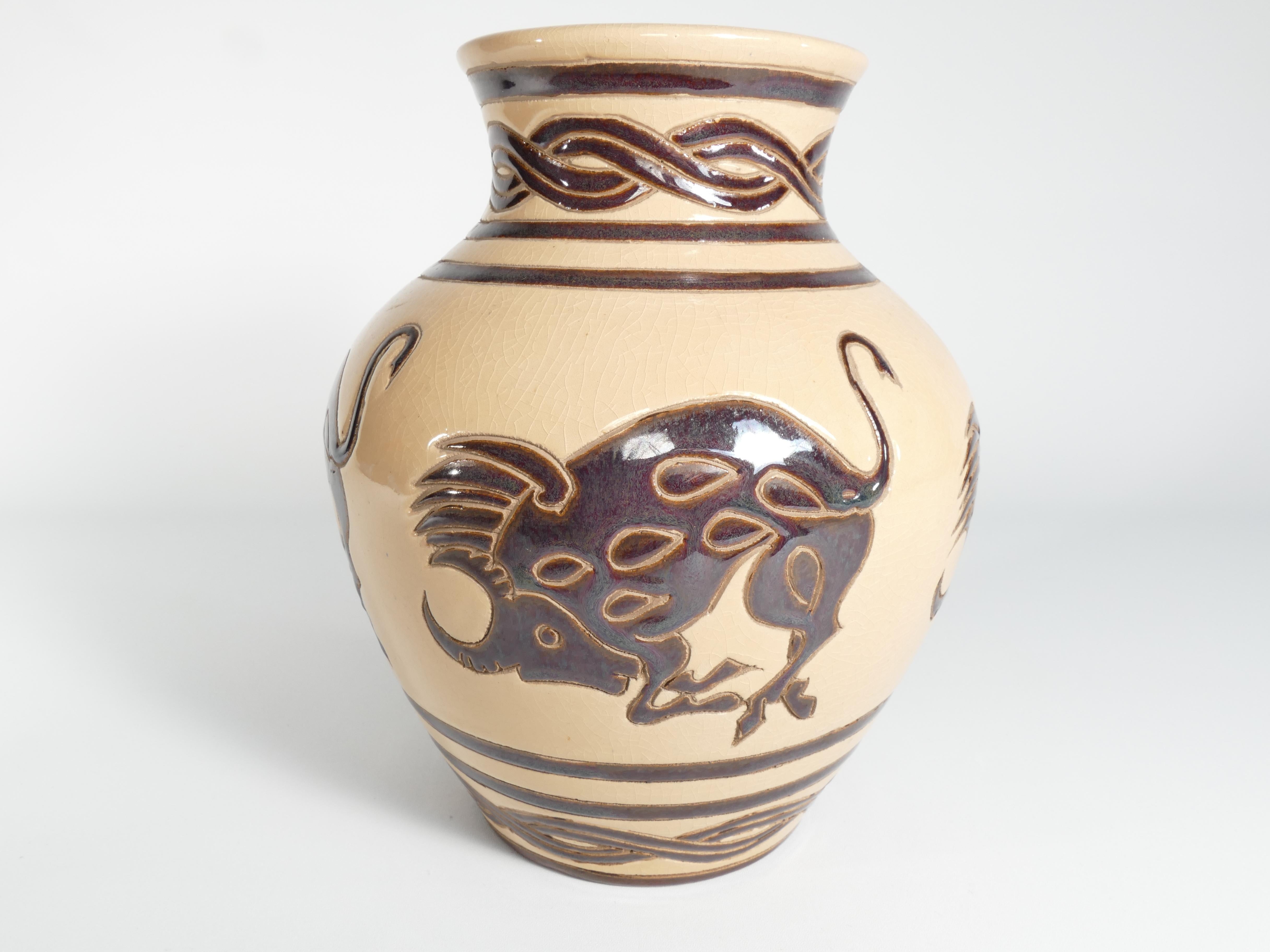 With inspiration from ancient greek pictorial style vases, this beige vase is decorated with bulls and bands in brown paint. The band ornamentations with two bands, twisted bands and then a single band at the at upper body of the vase are mirrored 