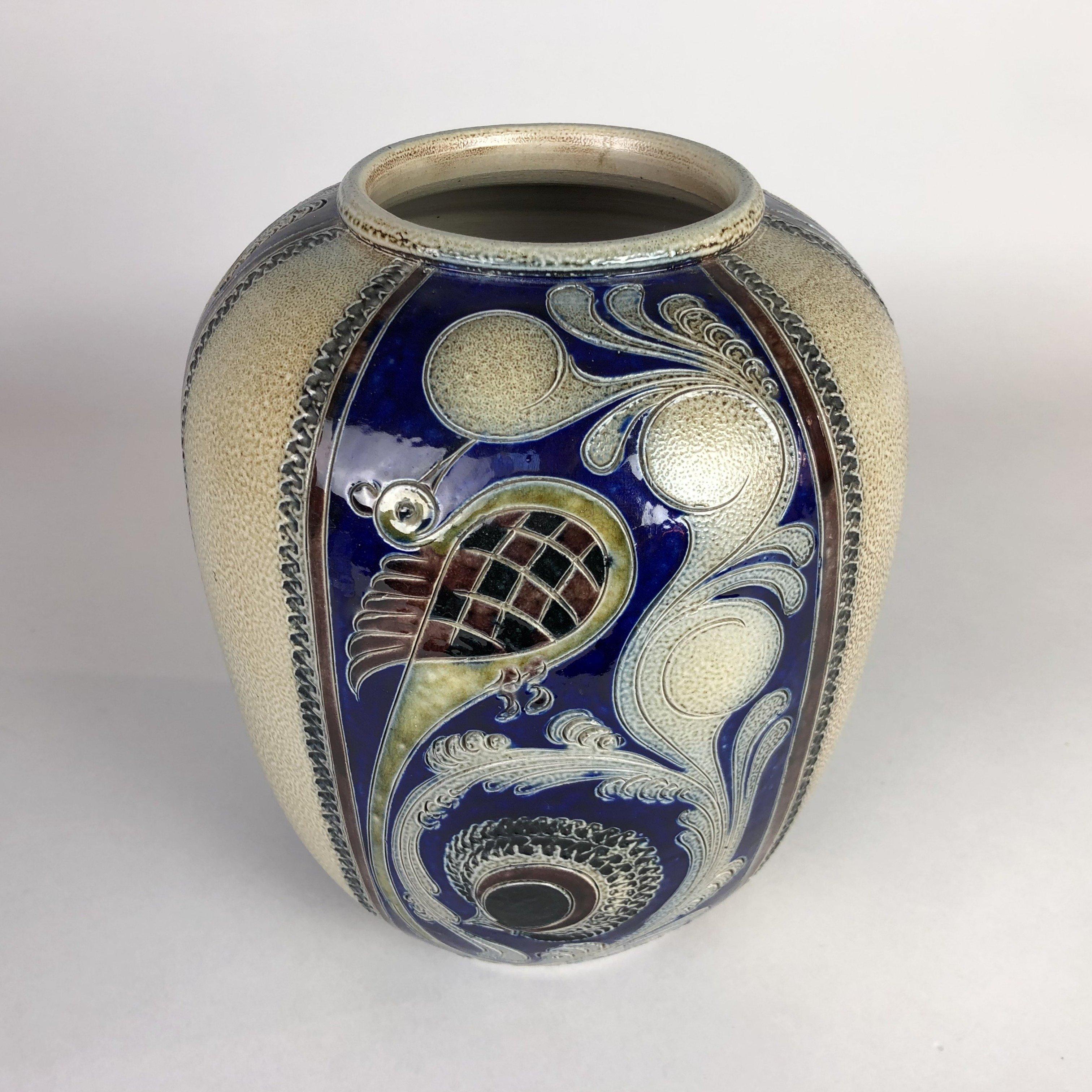 Sehr schöne und interessante Vintage-Keramik-Vase mit einem Pfau abgebildet. 