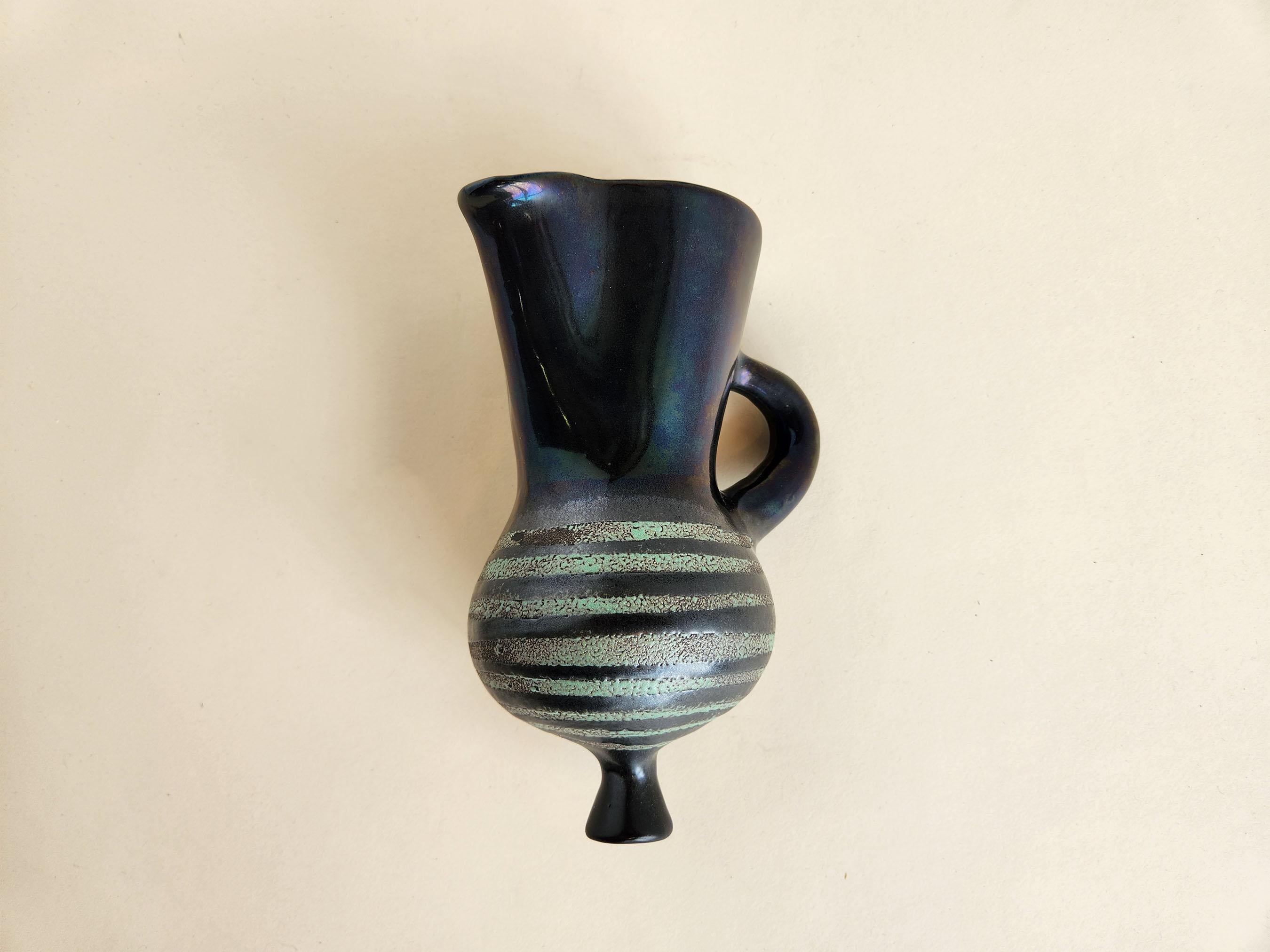 Vintage Keramik Vase für die Wand  von Roger Capron - Vallauris, Frankreich

Roger Capron war ein einflussreicher französischer Keramiker, der für seine Kacheltische und die Verwendung wiederkehrender Motive wie stilisierte Zweige und geometrische