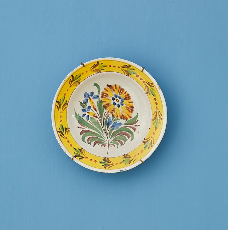 Germany, Vintage

Ceramic hanging platter from Kellinghusen. 

Ø 23 x D 5 cm