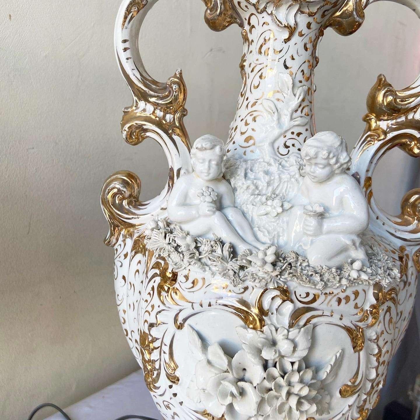 Laiton Paire de lampes de table Trophée Cherub en céramique blanche et dorée en vente