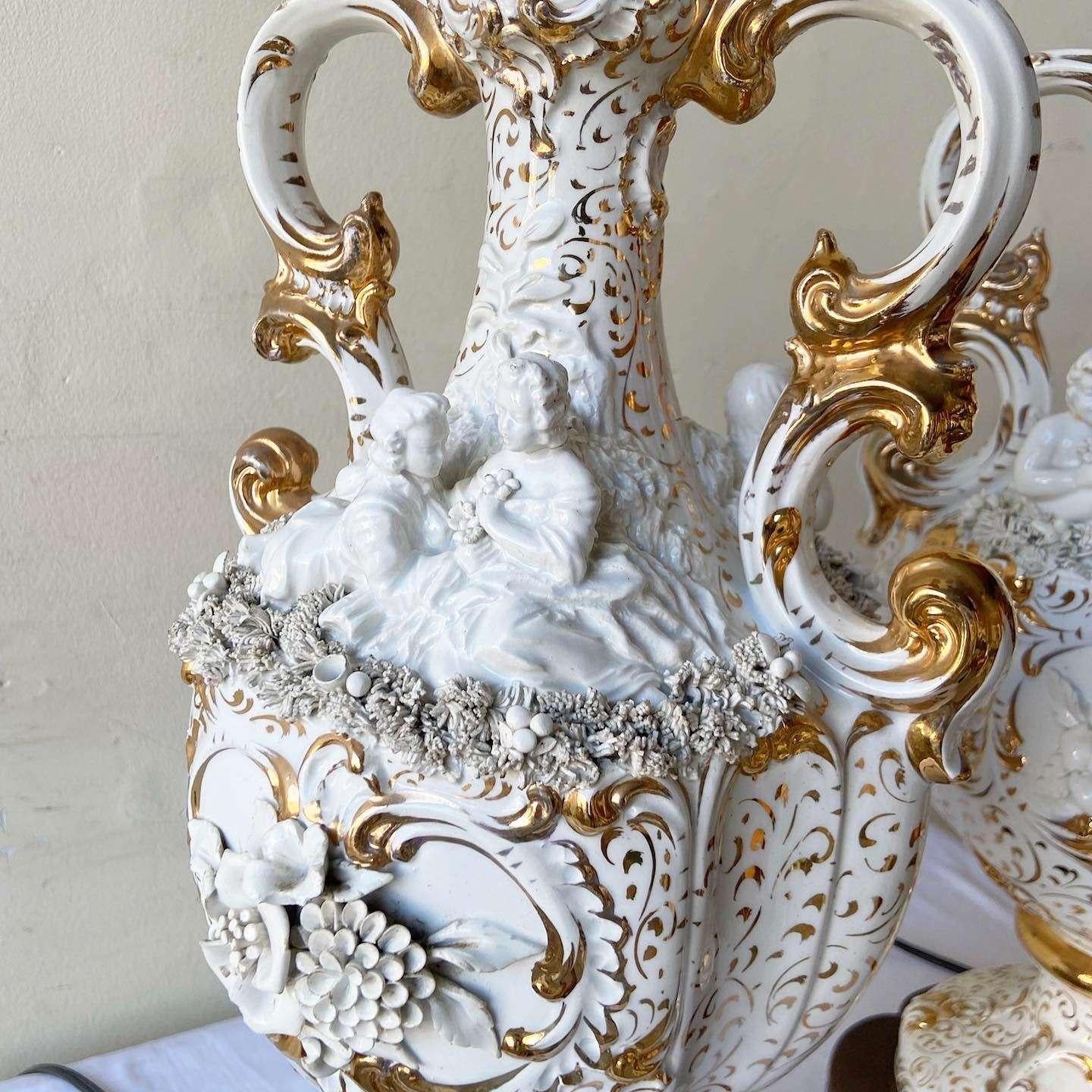Paire de lampes de table Trophée Cherub en céramique blanche et dorée en vente 3