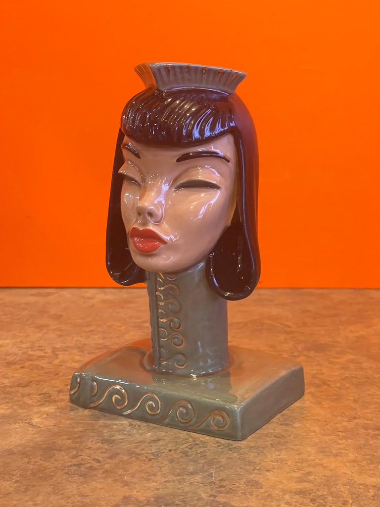 A great handmade ceramic woman bust / vase by Dorothy Kindell, circa 1940s. This piece is in good vintage condition (some minor crazing is present) and measures approcimately 4