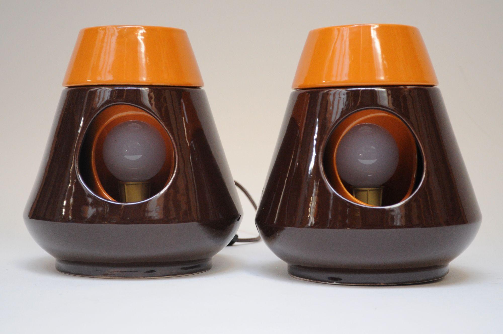 Petite Italian Modernist studio ceramic bedside/table lamps in brown and orange by Ceramiche Capodarco (Capodarco, Italy, ca. 1960s).
Manual rotation of the orange insert allows the light to be adjusted, proving direct of diffused light as