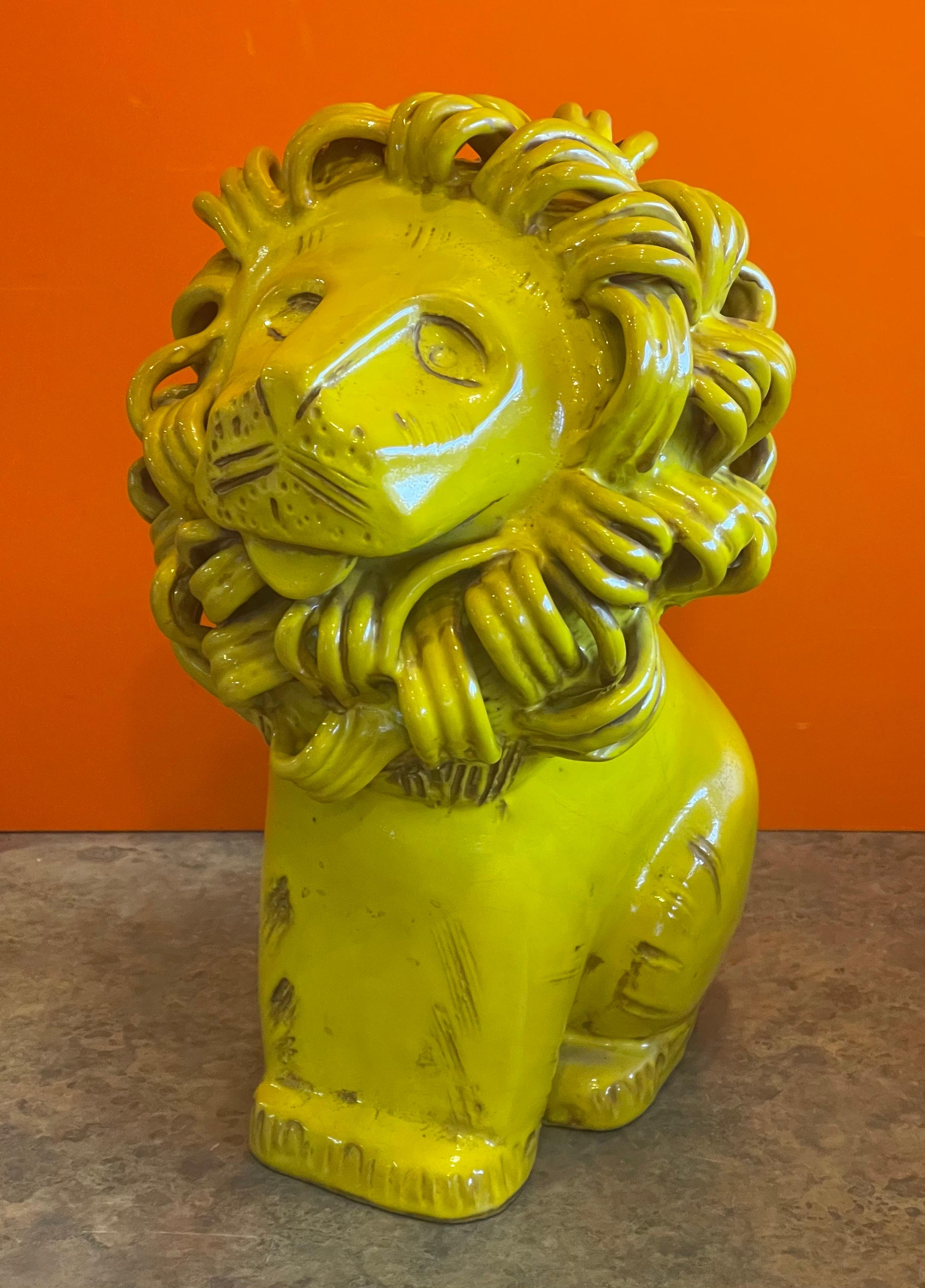 Vintage ceramiche / pottery lion sculpture by Aldo Londi for Bitossi Raymor, circa 1960s. The piece is in very good vintage condition with a great color, texture and intricate detail; it would make a fantastic addition and center piece to any