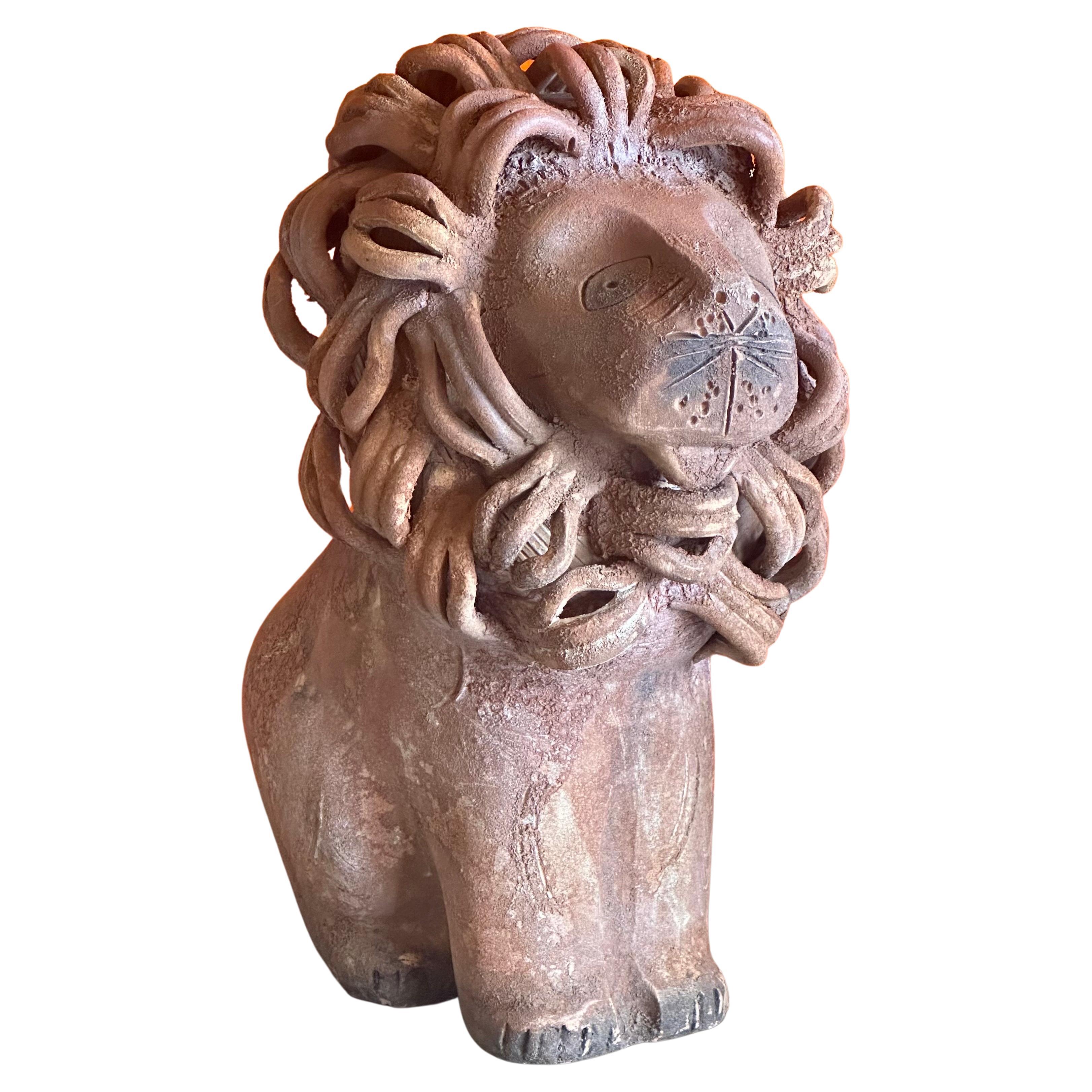 A wonderful vintage ceramiche / pottery lion sculpture by Aldo Londi for Bitossi Raymor, circa 1960s. The piece is in very good vintage condition with a brown rustic terra cota like finish and texture.  The sculpture has great intricate detail and