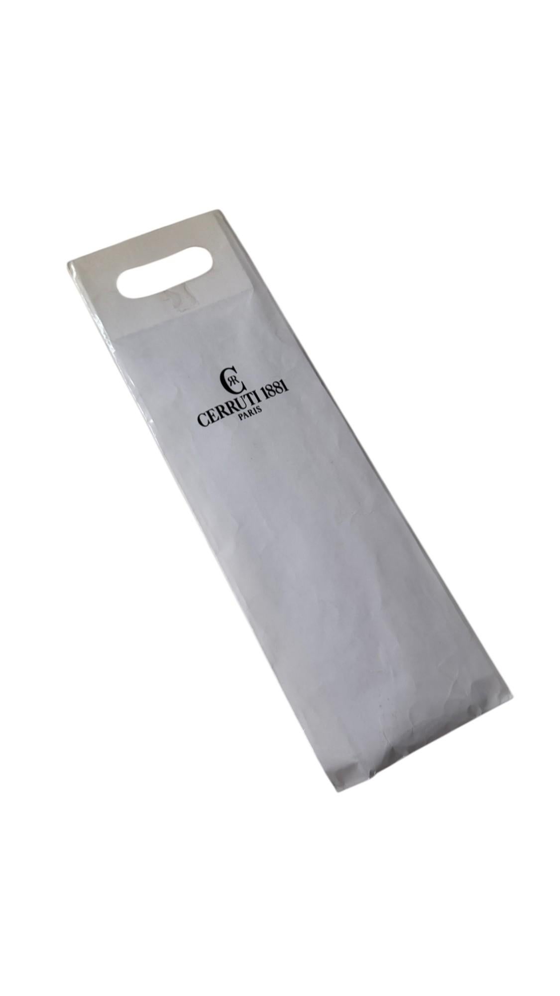Cette cravate vintage Cerruti 1881 Paris est un bel exemple de l'approche raffinée et créative de la marque en matière d'accessoires de luxe pour hommes. Fabriqué en France à partir de 100 % de soie pure, il présente un motif géométrique abstrait