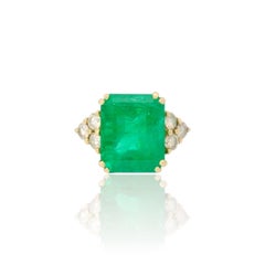 Vintage certified 13.6 Carats colombian emerald and diamond Cocktail Ring