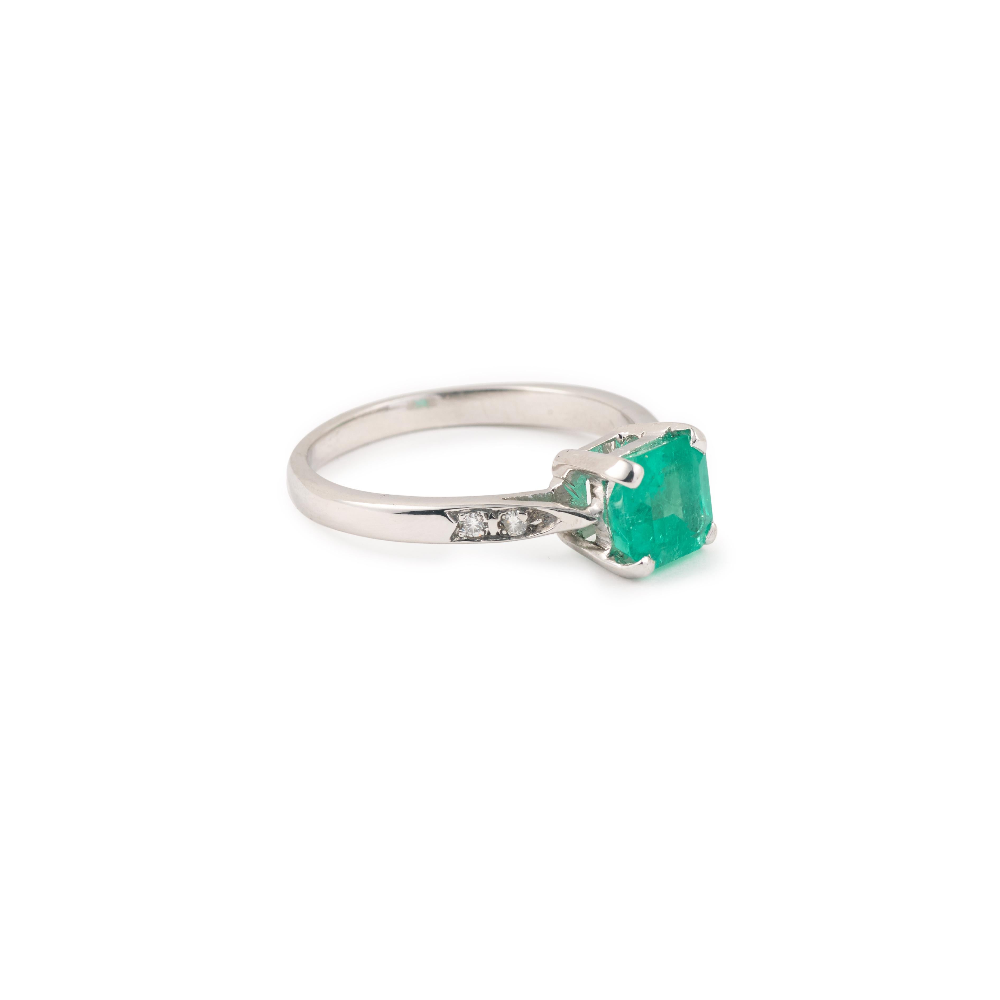 Amazing vintage square cut Colombian emerald  set on a vintage white gold ring paved with brilliant diamonds.

Emerald certified by the GemParis laboratory. (Colombian origin, minor oil)
Beautiful intense green color!

Weight of the emerald : 1.36