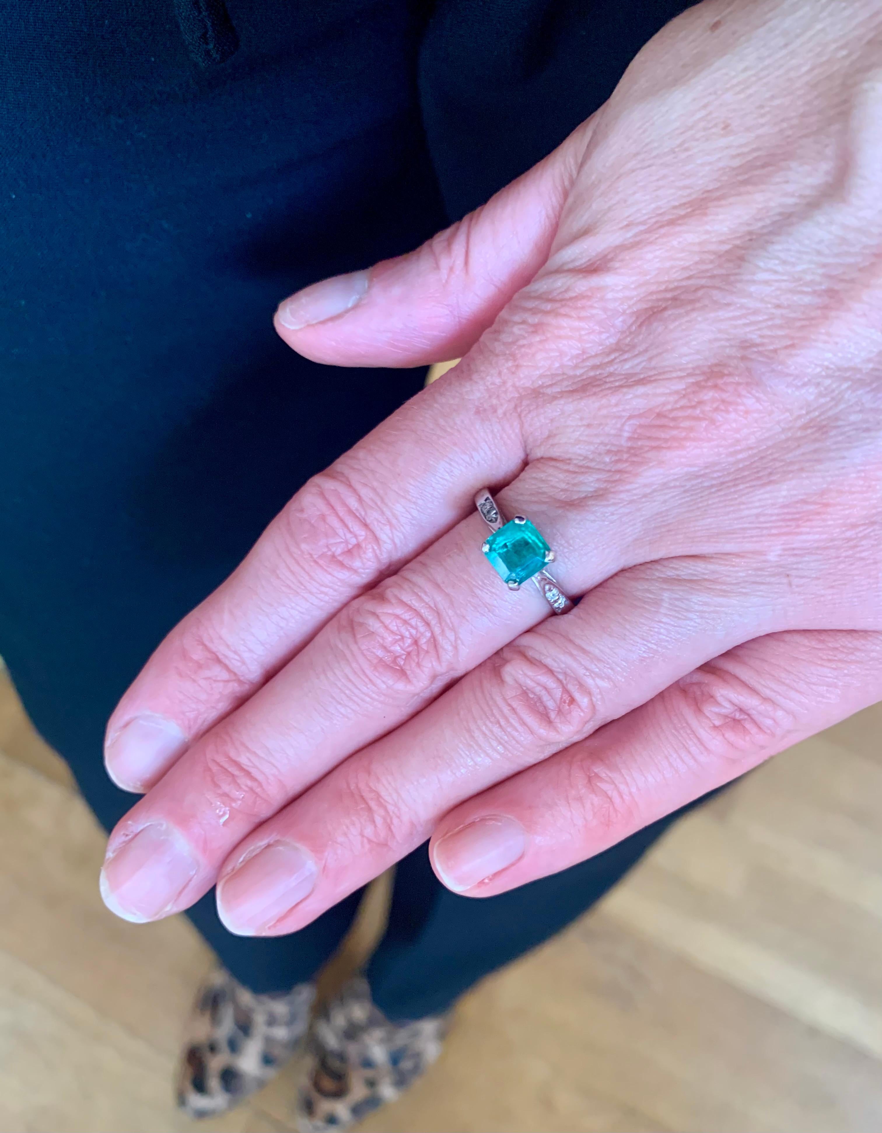 Contemporary Vintage Certified 1.36 Carats Colombian Emerald Diamonds 18K White Gold Ring For Sale
