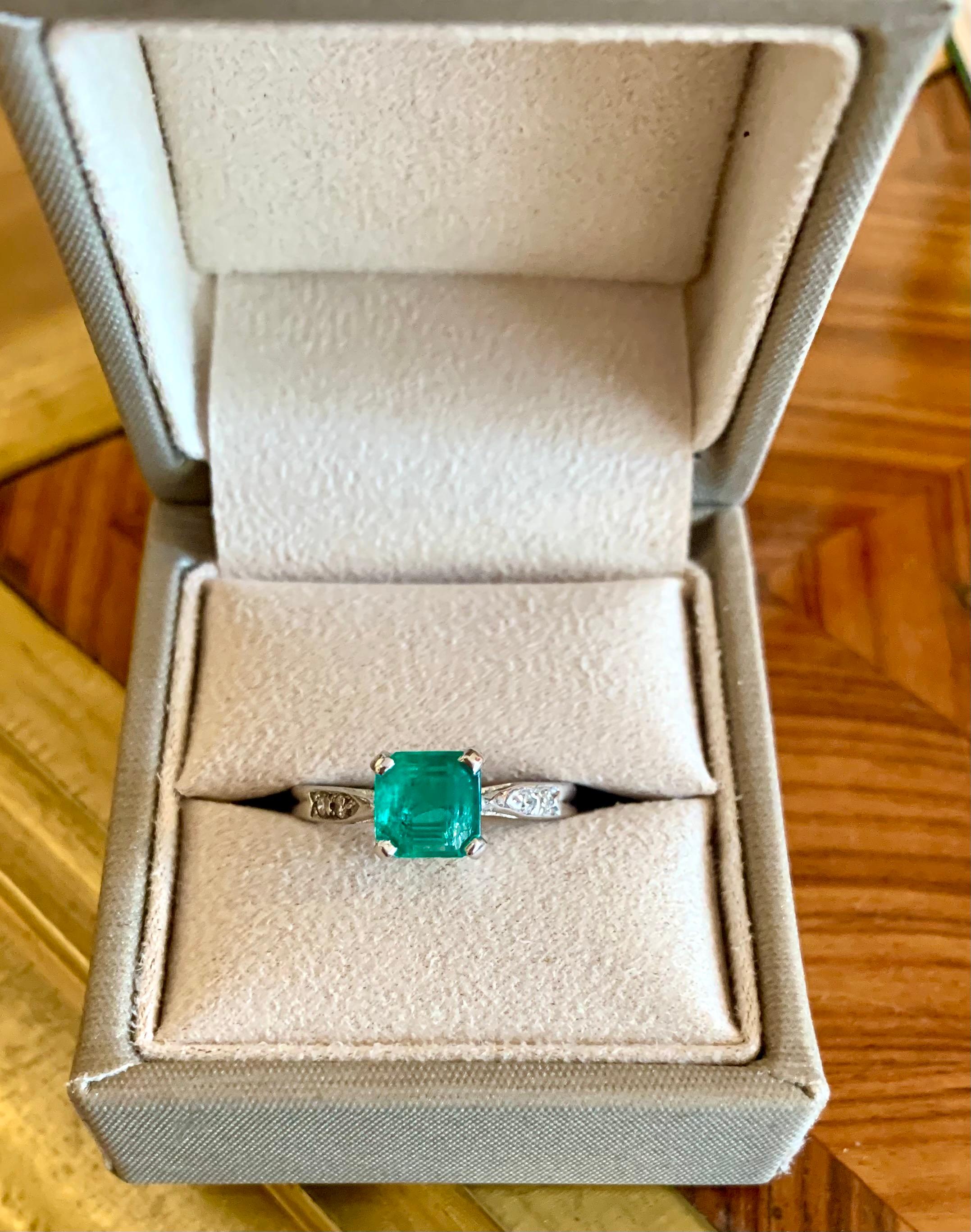 Mixed Cut Vintage Certified 1.36 Carats Colombian Emerald Diamonds 18K White Gold Ring For Sale