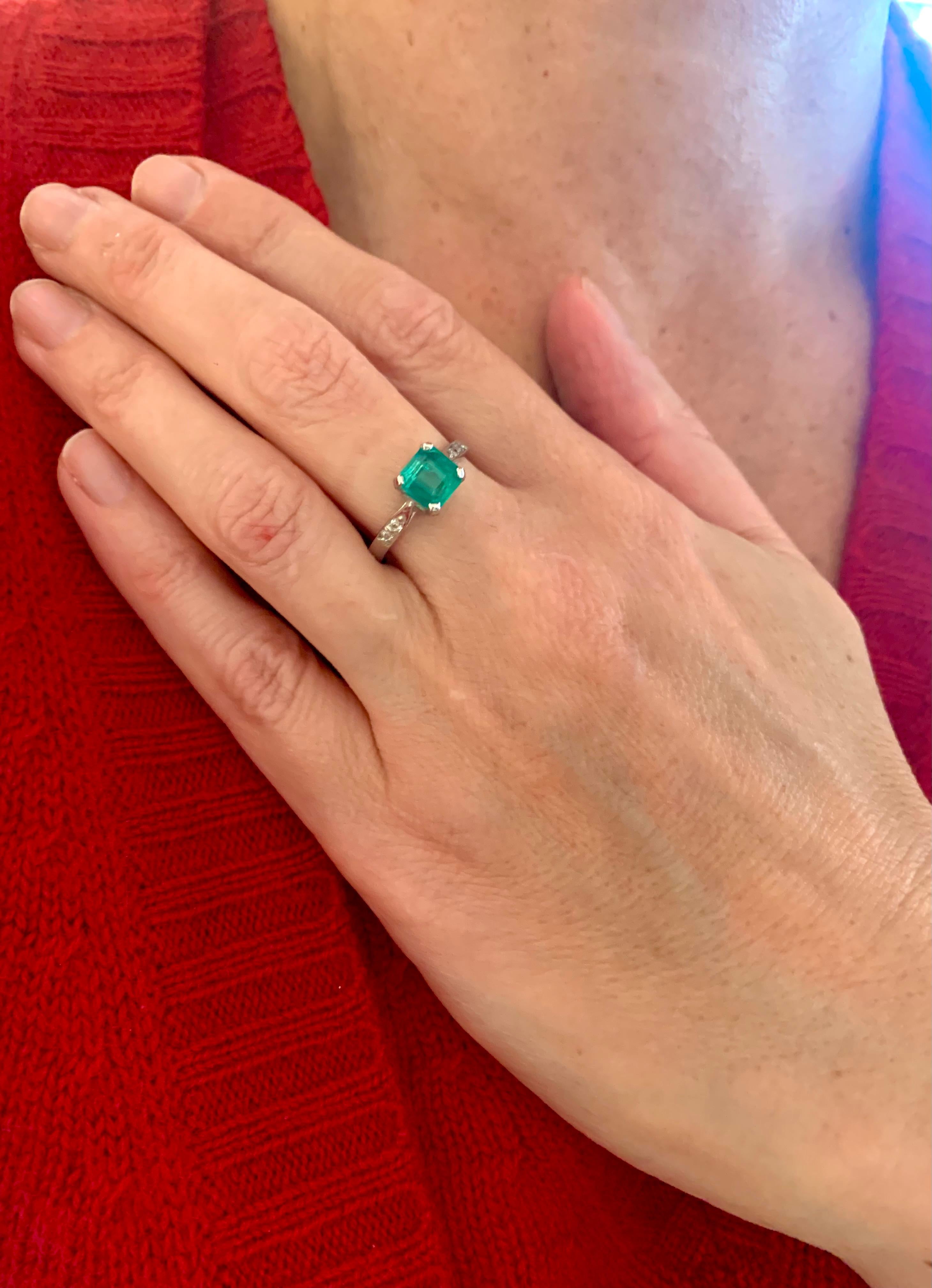 Vintage Certified 1.36 Carats Colombian Emerald Diamonds 18K White Gold Ring In Excellent Condition For Sale In Paris, FR