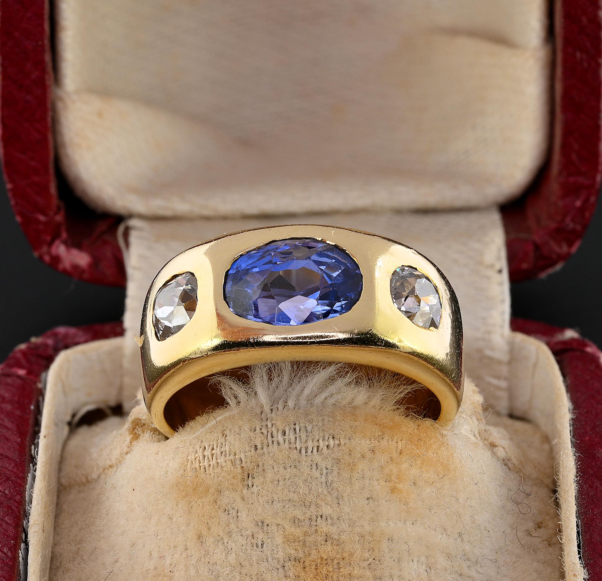 Dieser herausragende antike Ring aus dem Jahr 1930 wurde individuell von Hand aus massivem 18 KT Gold gefertigt.
Es ist ein stilvoller Ring mit drei Steinen, der für beide Geschlechter geeignet ist. Das faszinierende Band zeigt drei Steine nach