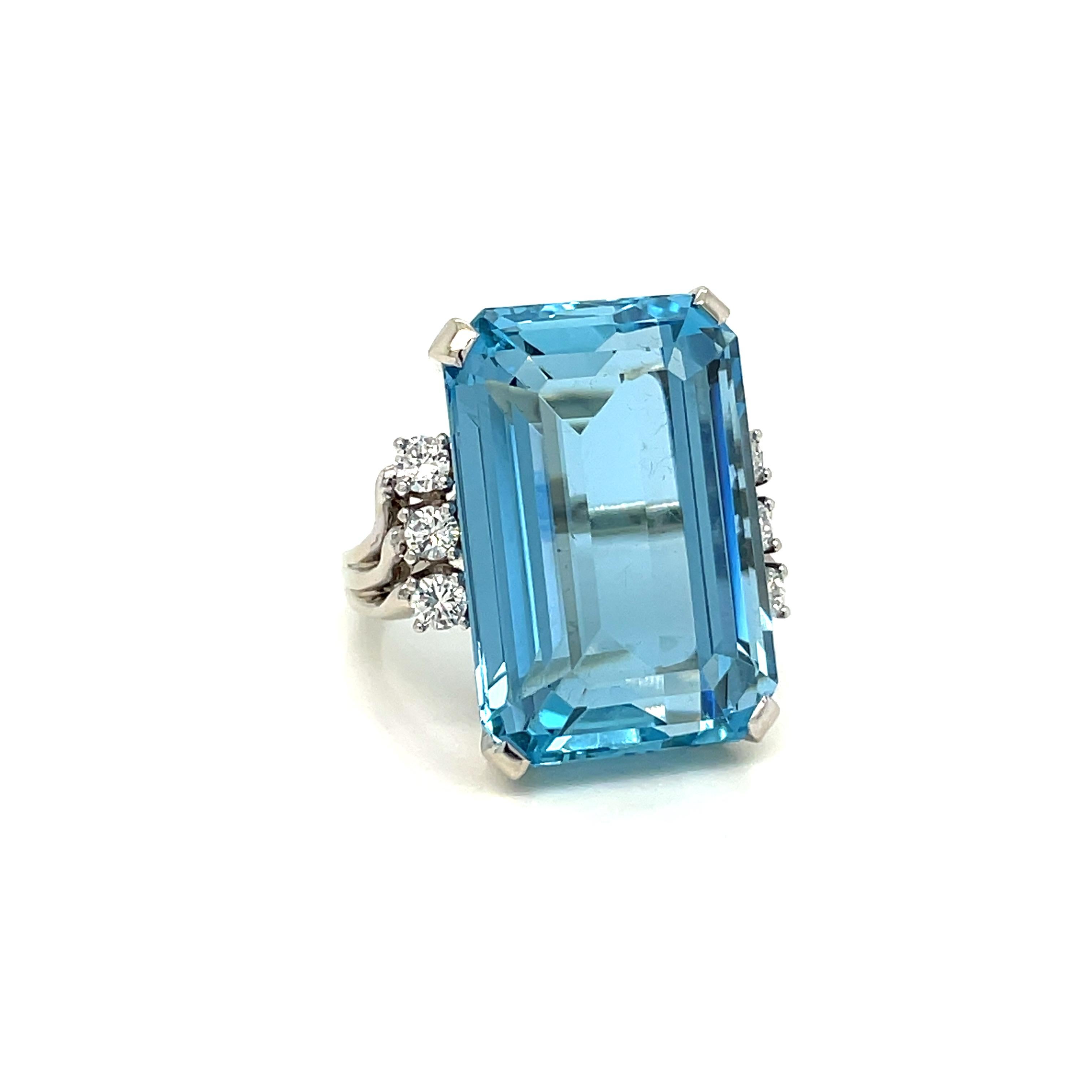 Vintage ring set in the center with a stunning Aquamarine, Santa Maria origin, weighing 24,65 carats graded AAAA, and surrounded by approx. 0,45 carat of round brilliant cut diamonds graded G Color Vvs Clarity, 

CONDITION: Pre-owned -