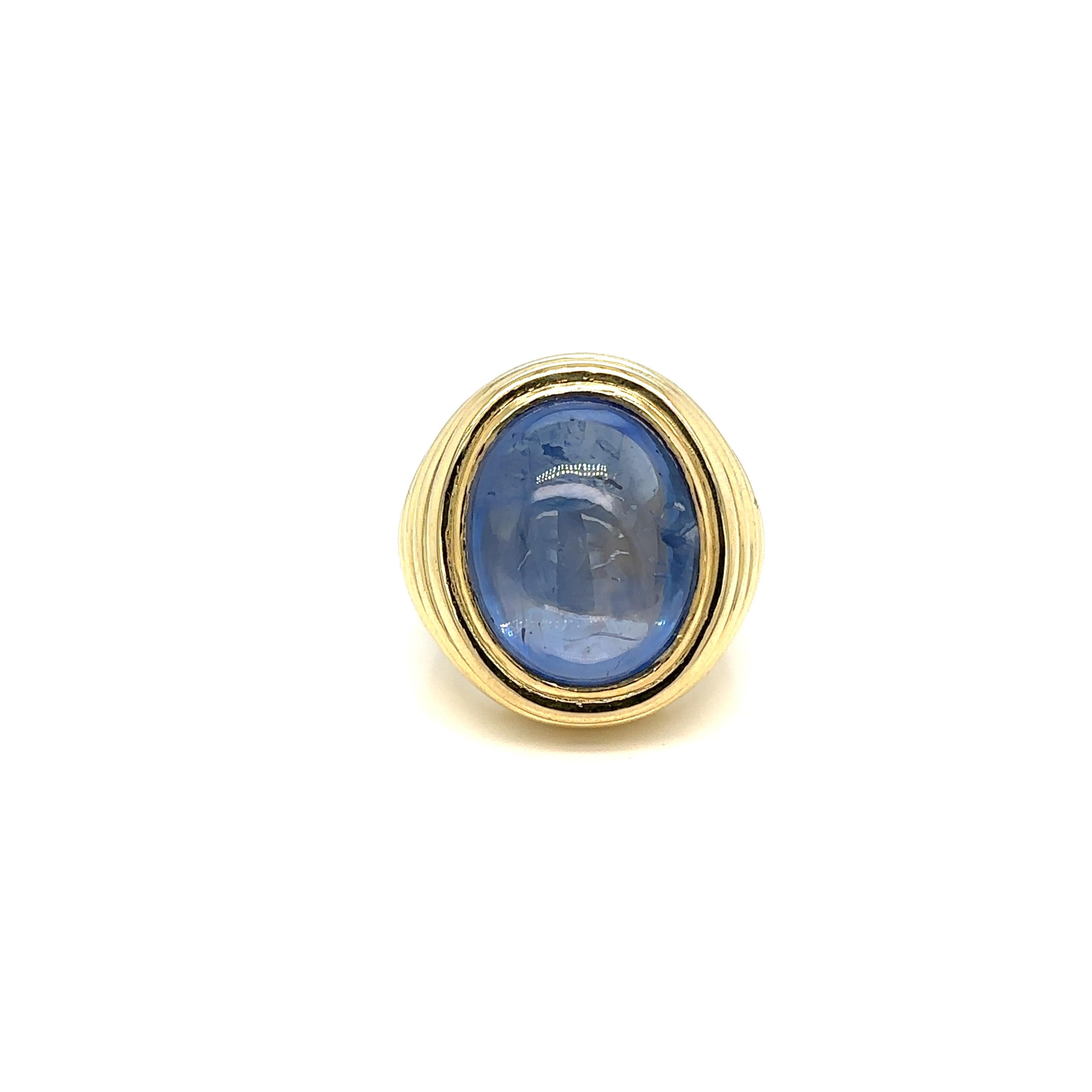 Majestic handmade ring in 18 kt solid gold. In the center is an imposing oval cabochon-cut Ceylon sapphire of 28.46 ct, certified unheated by Cisgem, the most important Italian laboratory. Italy, circa 1970.
The color is evenly distributed with no