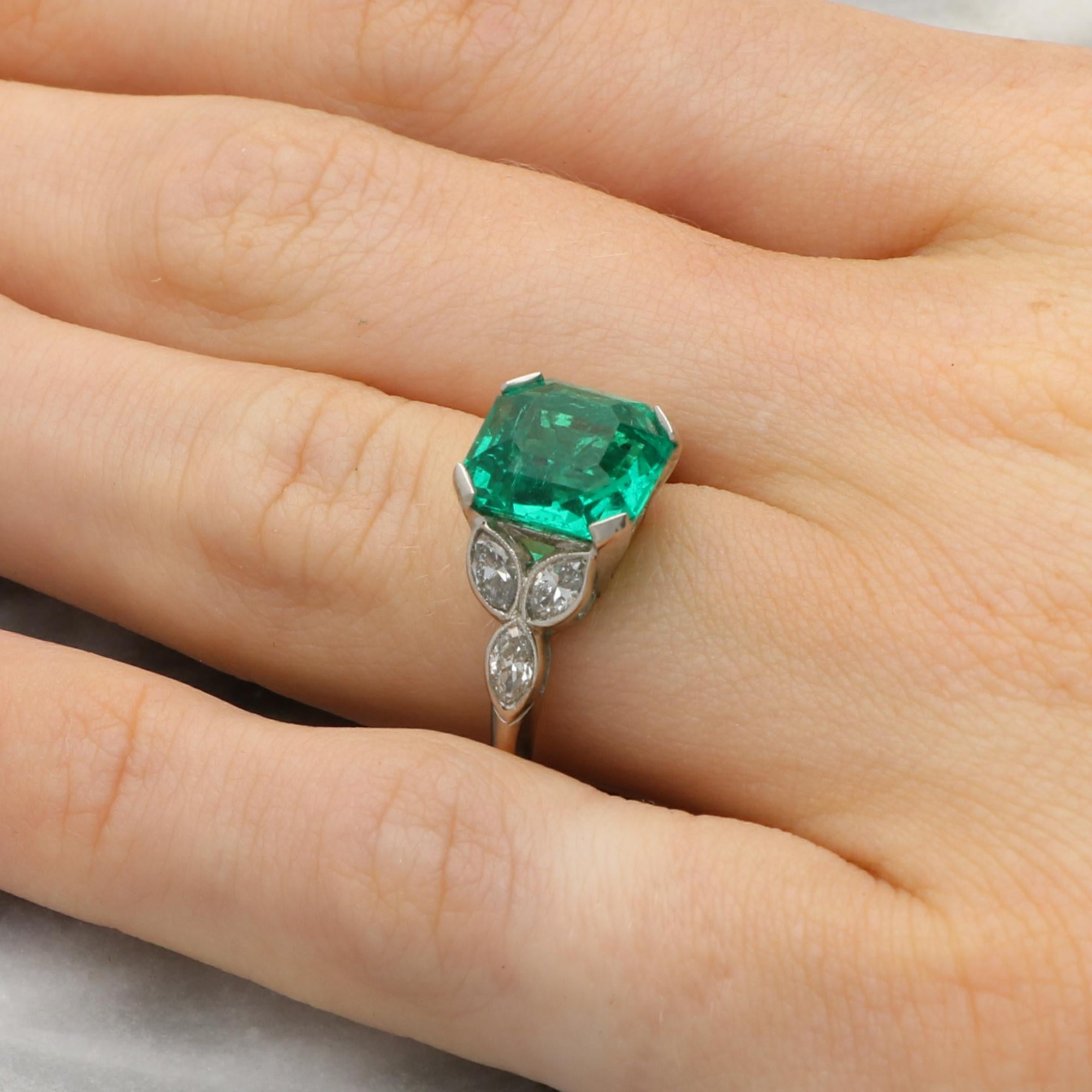 Uno scintillante anello vintage con smeraldo colombiano certificato e diamante taglio marquise con tre pietre incastonate in platino.

Il pezzo è incastonato al centro con un vibrante smeraldo taglio smeraldo, che è saldamente incastonato a quattro