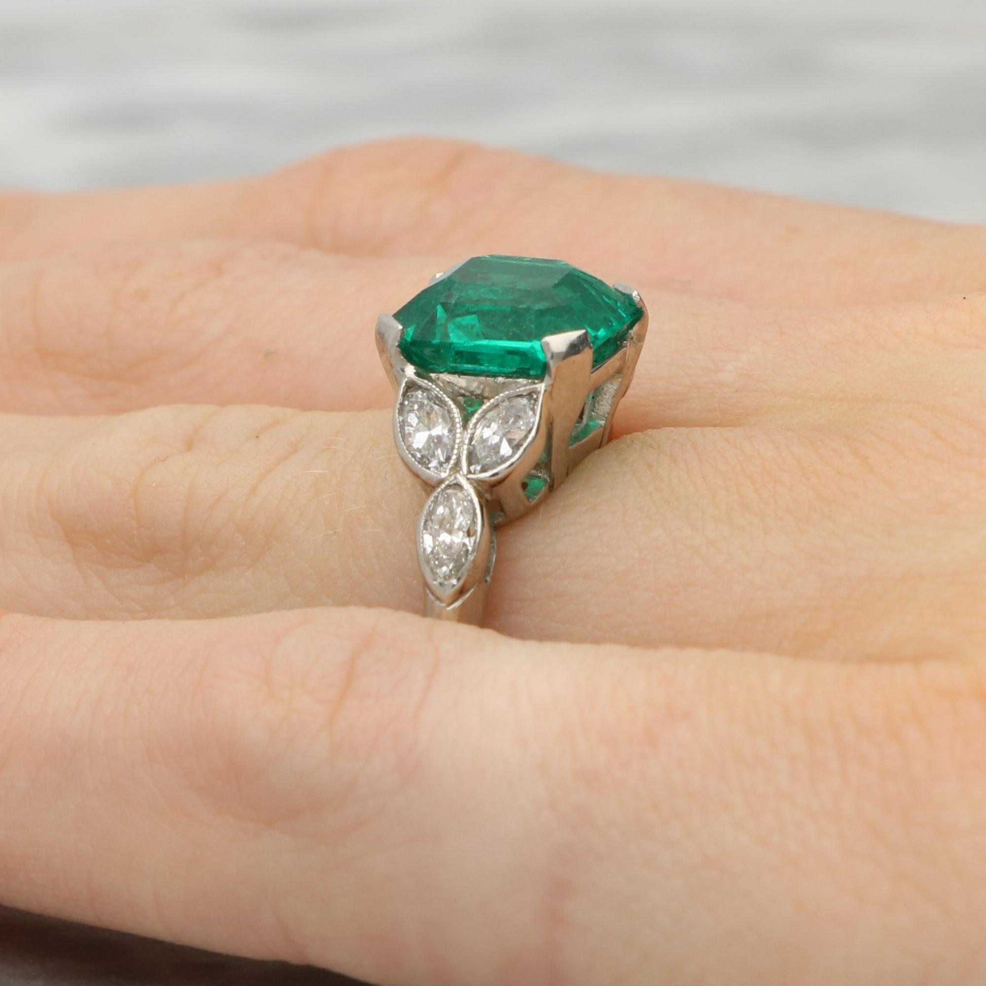 Taglio smeraldo Anello vintage certificato con smeraldo colombiano e diamante marquise da 3,14 carati in platino in vendita