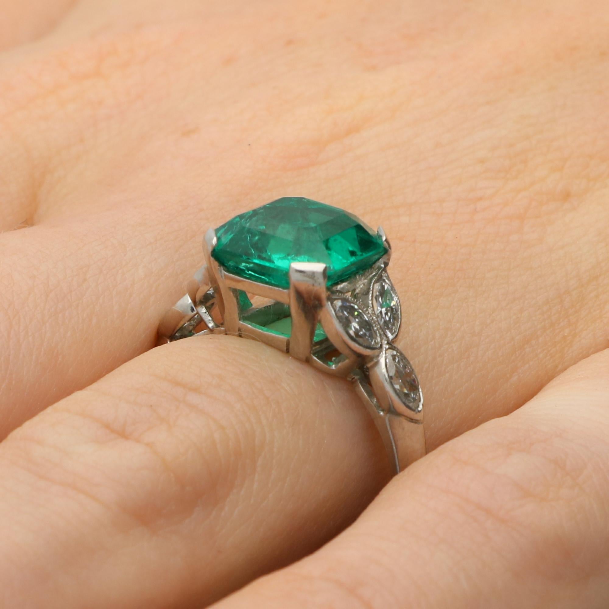 Anello vintage certificato con smeraldo colombiano e diamante marquise da 3,14 carati in platino In condizioni ottime in vendita a London, GB